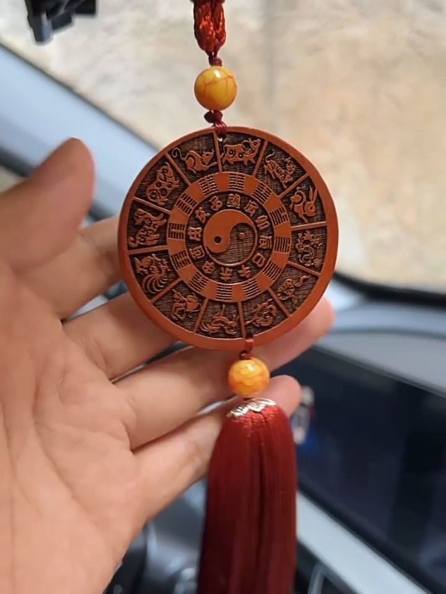Estatua tallada a mano de Guan Yin en madera de durazno miniatura 7