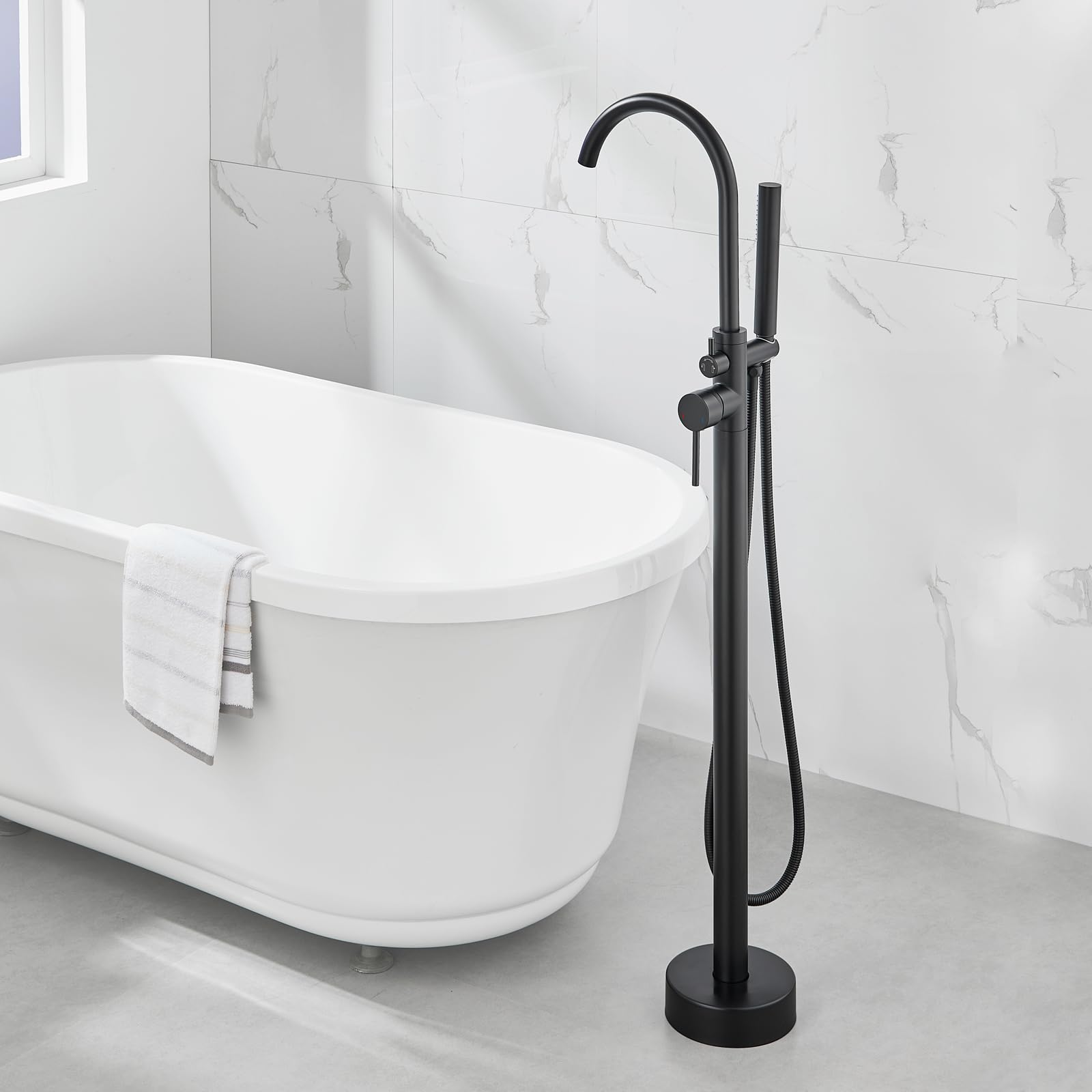 ROVOGO Ganzmetall Freistehende Badewannenarmatur Schwarz mit Handbrause, 360° Schwenkbar Messing Wannenarmatur mit Brause für Freistehende Badewanne, Bodenmontage, Einhebelmischer Armatur Badewanne