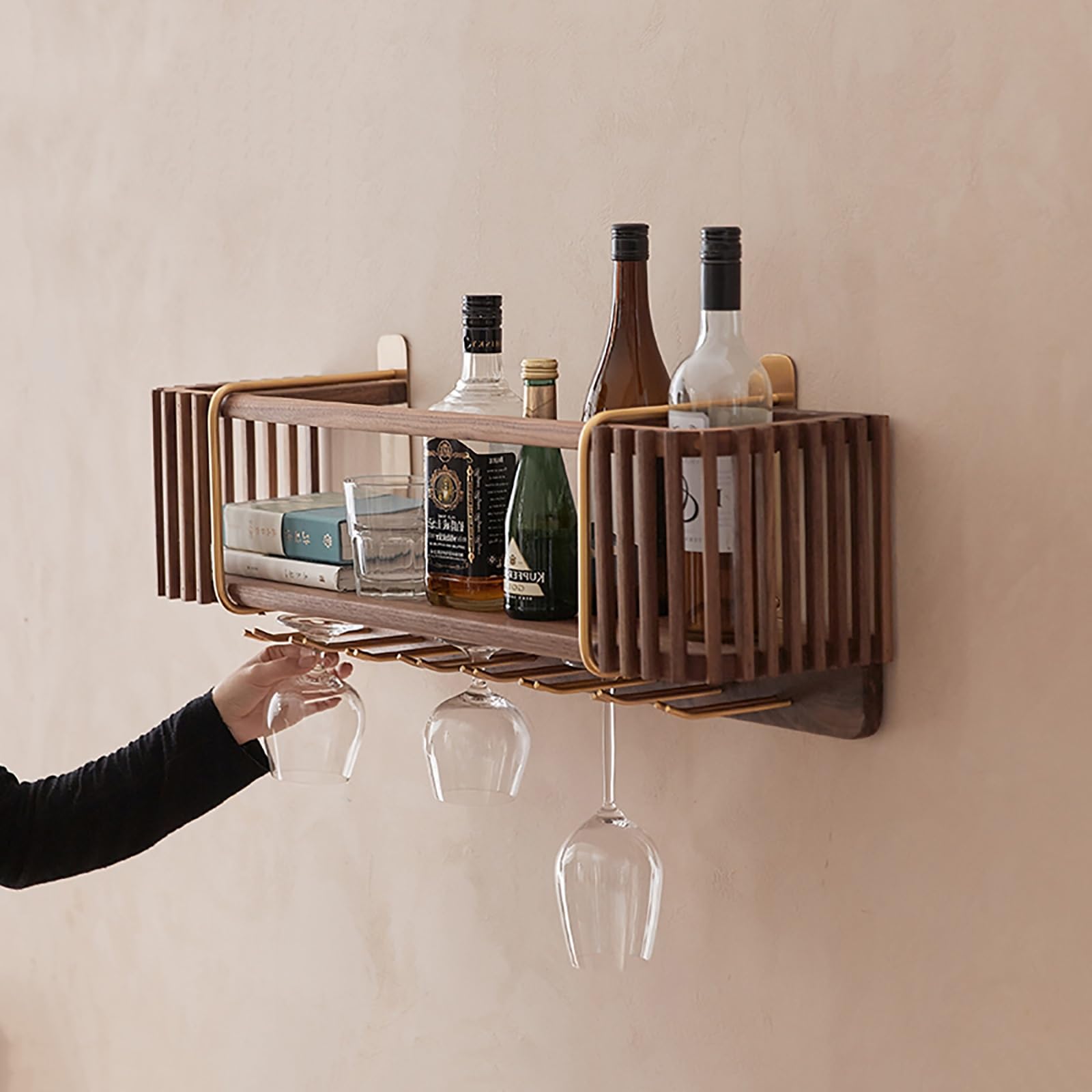 Étagère à vin suspendue en bois pour une ambiance bar