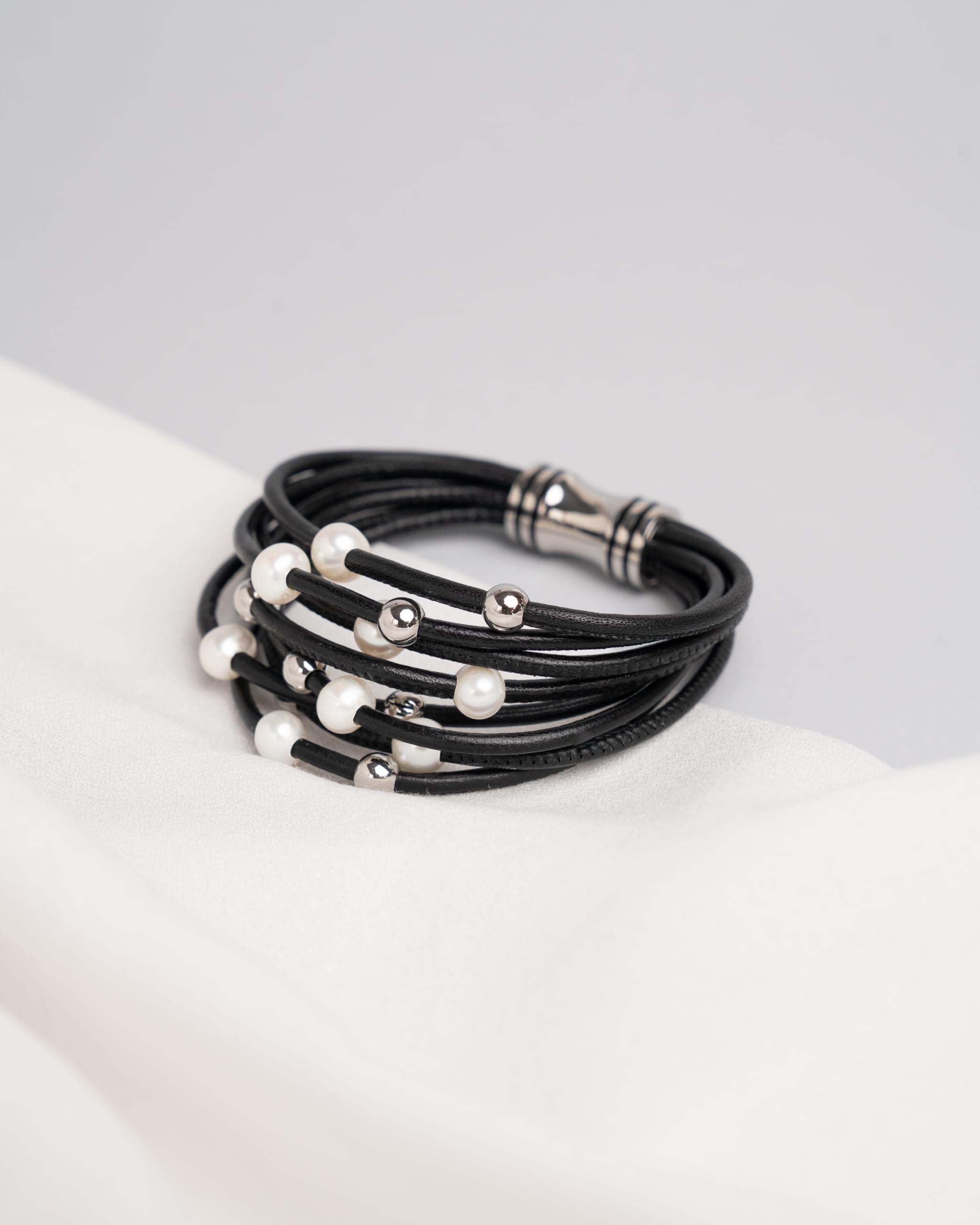 Bracelet pour femme avec perles d'eau douce de 7 à 8 mm et billes d'acier inoxydable montées dans un cuir et une fermeture magnétique en acier inoxydable - Secret & You