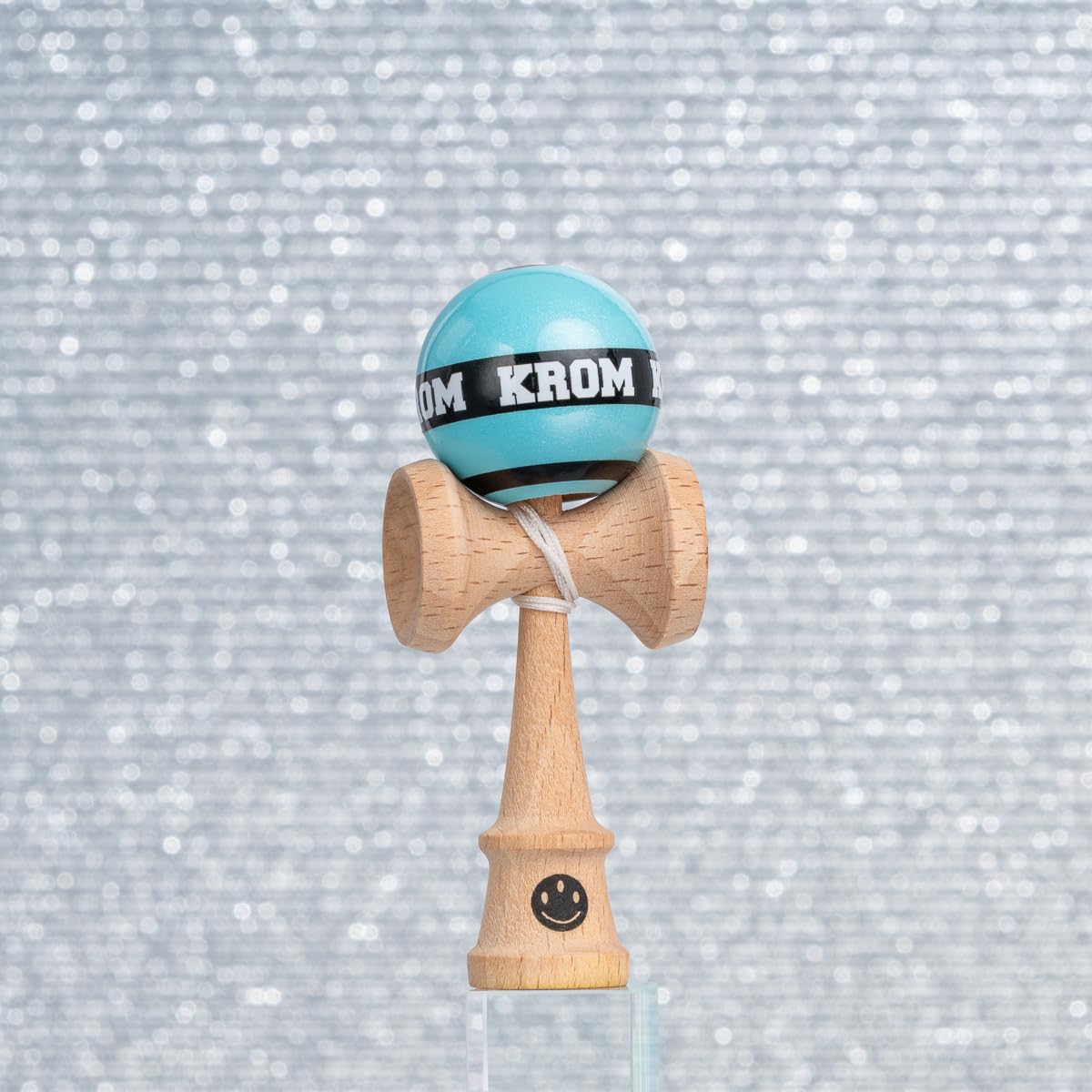 KROM Kendama Micro Sky Blue – Mini Kendama de Madera de Haya – Totalmente jugable – Tamaño de Bolsillo – para Principiantes y Profesionales