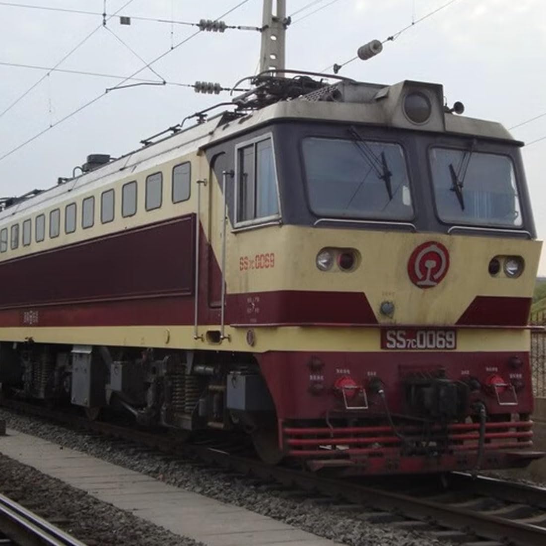 Mini insieme elettrico del treno della lega di SS7C, modello ferroviario realistico della locomotiva del vapore con le carrozze del passeggero & la pista lunga