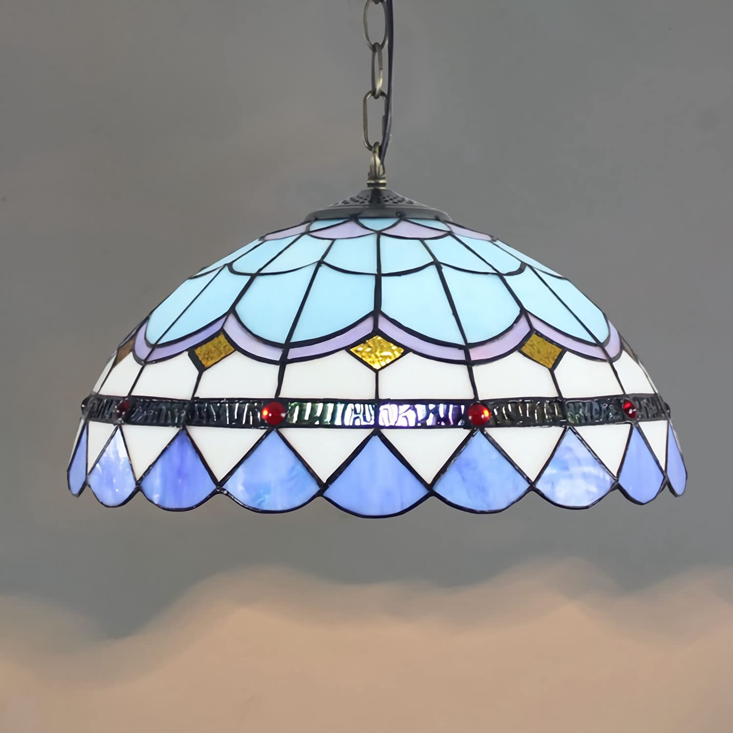 Lustre style Tiffany pour corriger une lumière agressive grâce au vitrail