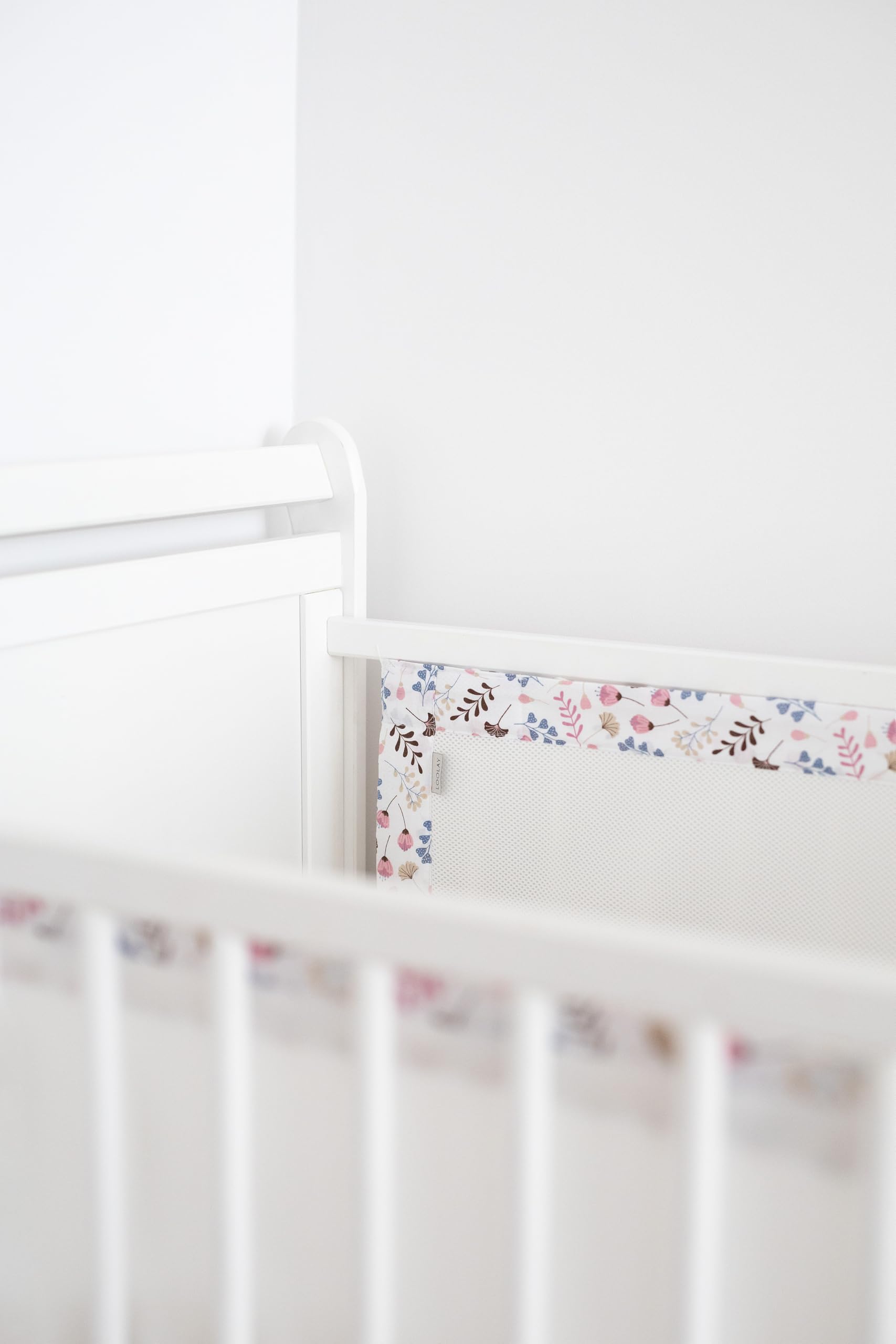 Bettumrandung Babybett 60x120 cm – 2 teiliges 110x30 cm Set – Atmungsaktiver 5 mm Netzstoff – Babybett Umrandung mit starkem Klettverschluss – Sicherer Gitterbett Umrandung (ROSA Blumen/Weiß Netz)