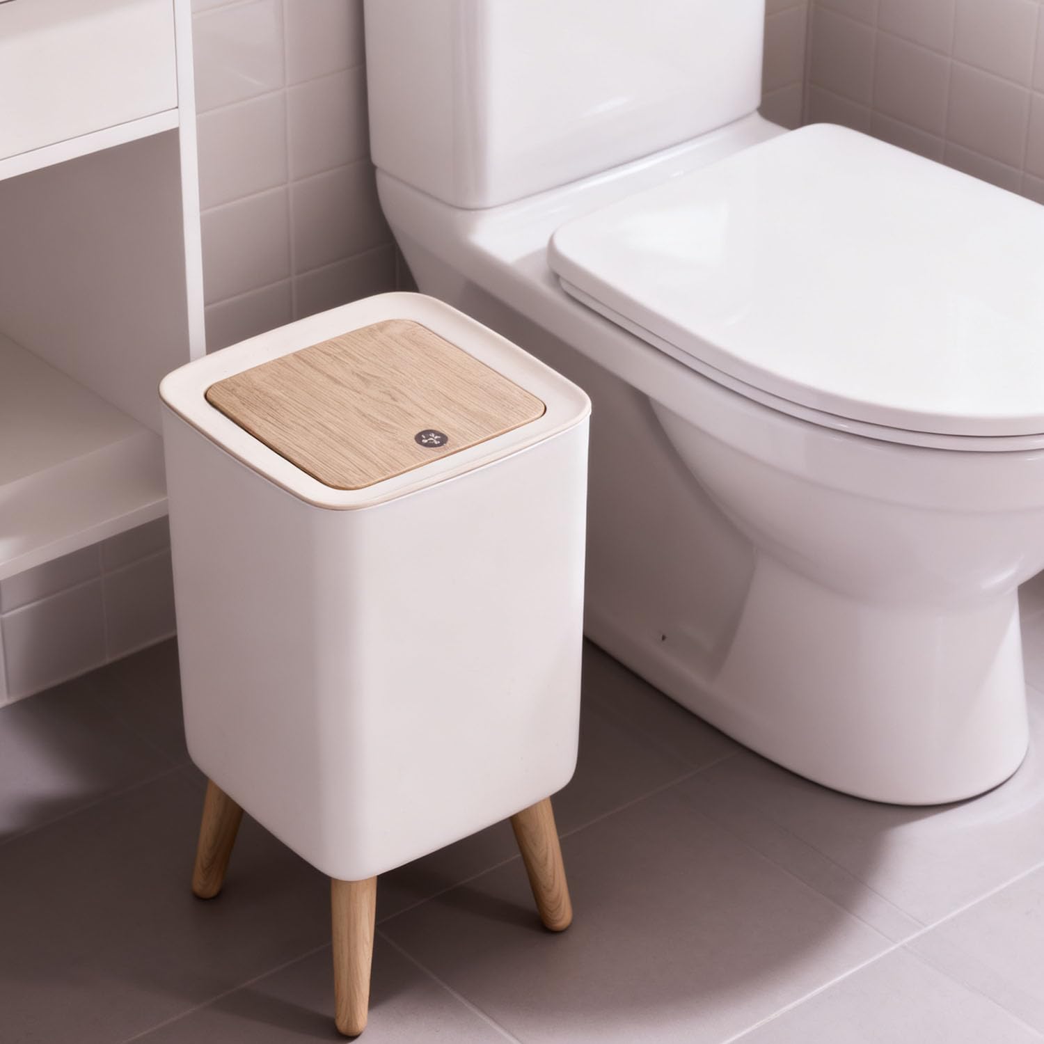 JETAINE Mini pattumiera con coperchio, cestino della spazzatura da 10 litri, alto quadrato, moderno, bianco, con gambe in legno, rifiuti in plastica per cucina, bagno, camera da letto, soggiorno