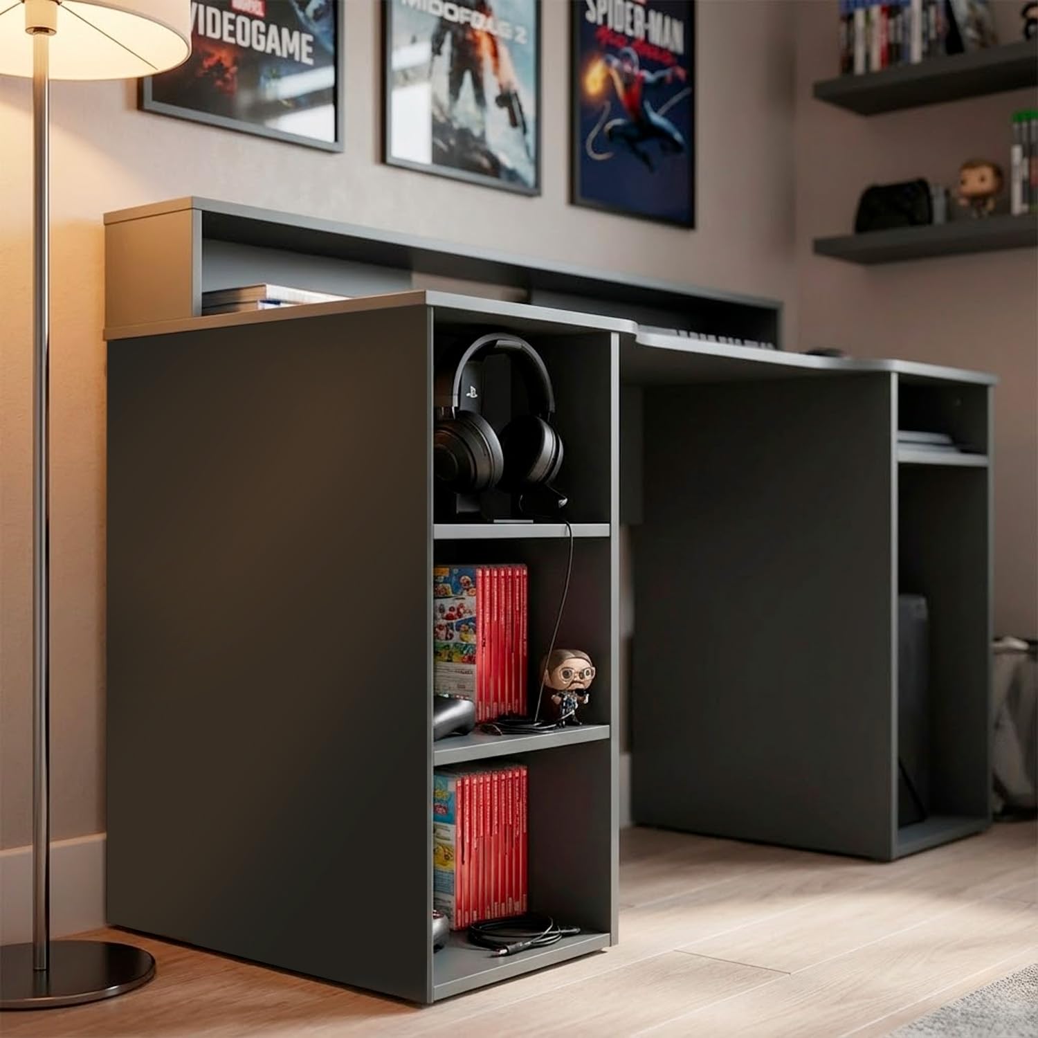 Arreditaly Scrivania Gaming Con Ripiani Porta PC E Supporto Monitor Con Passacavi Tavolo Gamer Reversibile Ampio Piano Ergonomico Per Setup Gaming Studio Ufficio 136 x 67 x 88 Cm Grigio Antracite