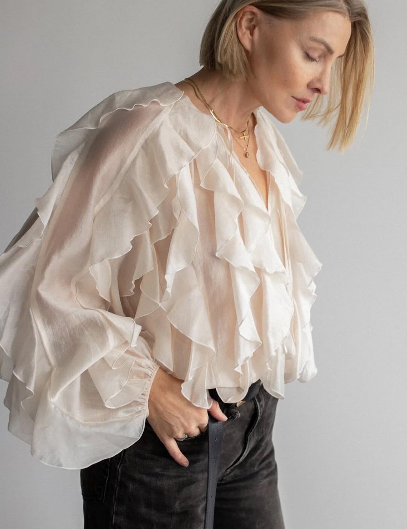 Shiyifa Blusa transparente con volantes para mujer, cuello en V, gasa transparente con volantes, tops de verano para salir