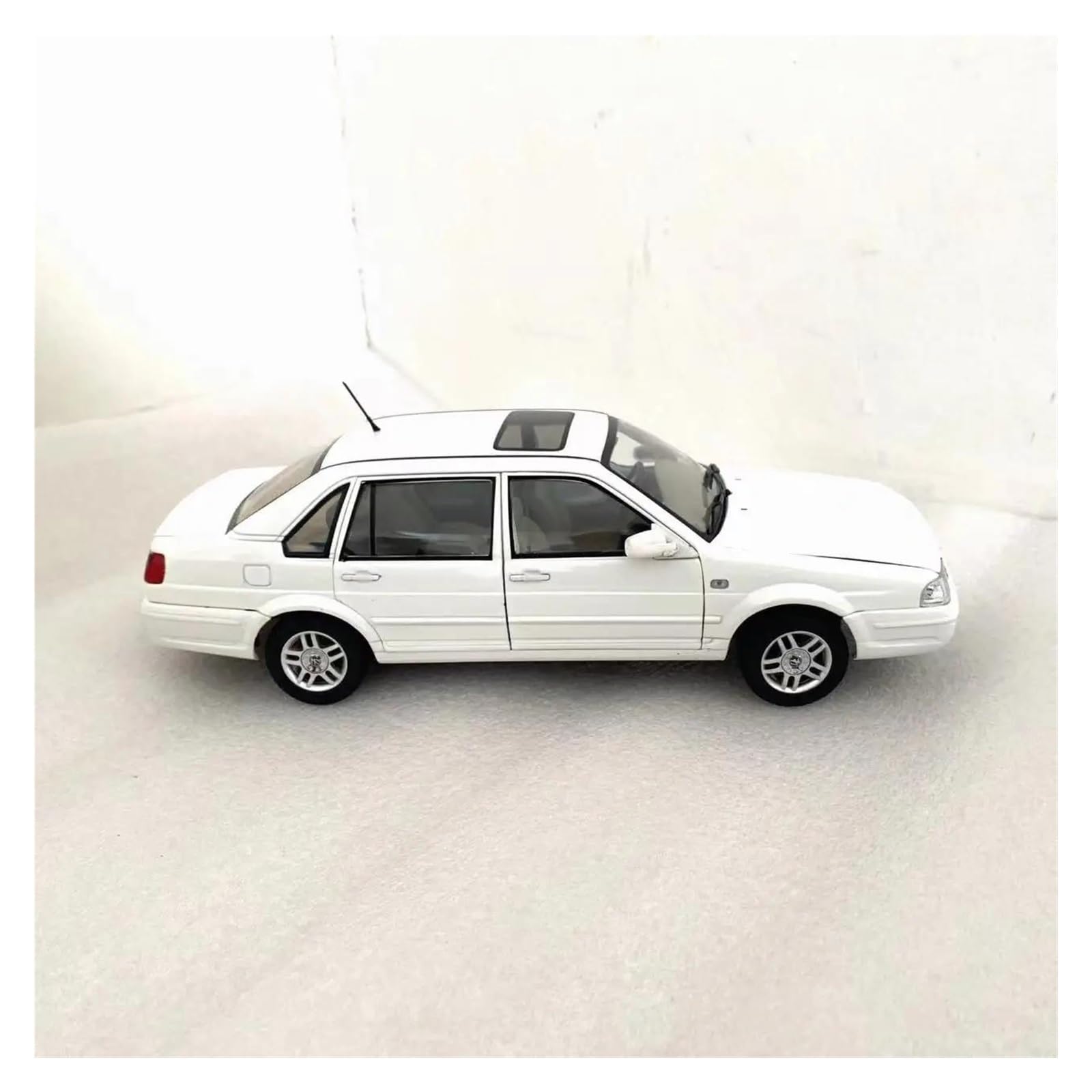 Metallo Scala Replica 1 18 Per Santana 3000 Pressofuso In Lega Modello Auto Beyonder Statico Bianco Veicolo Giocattolo Regalo Da Collezione