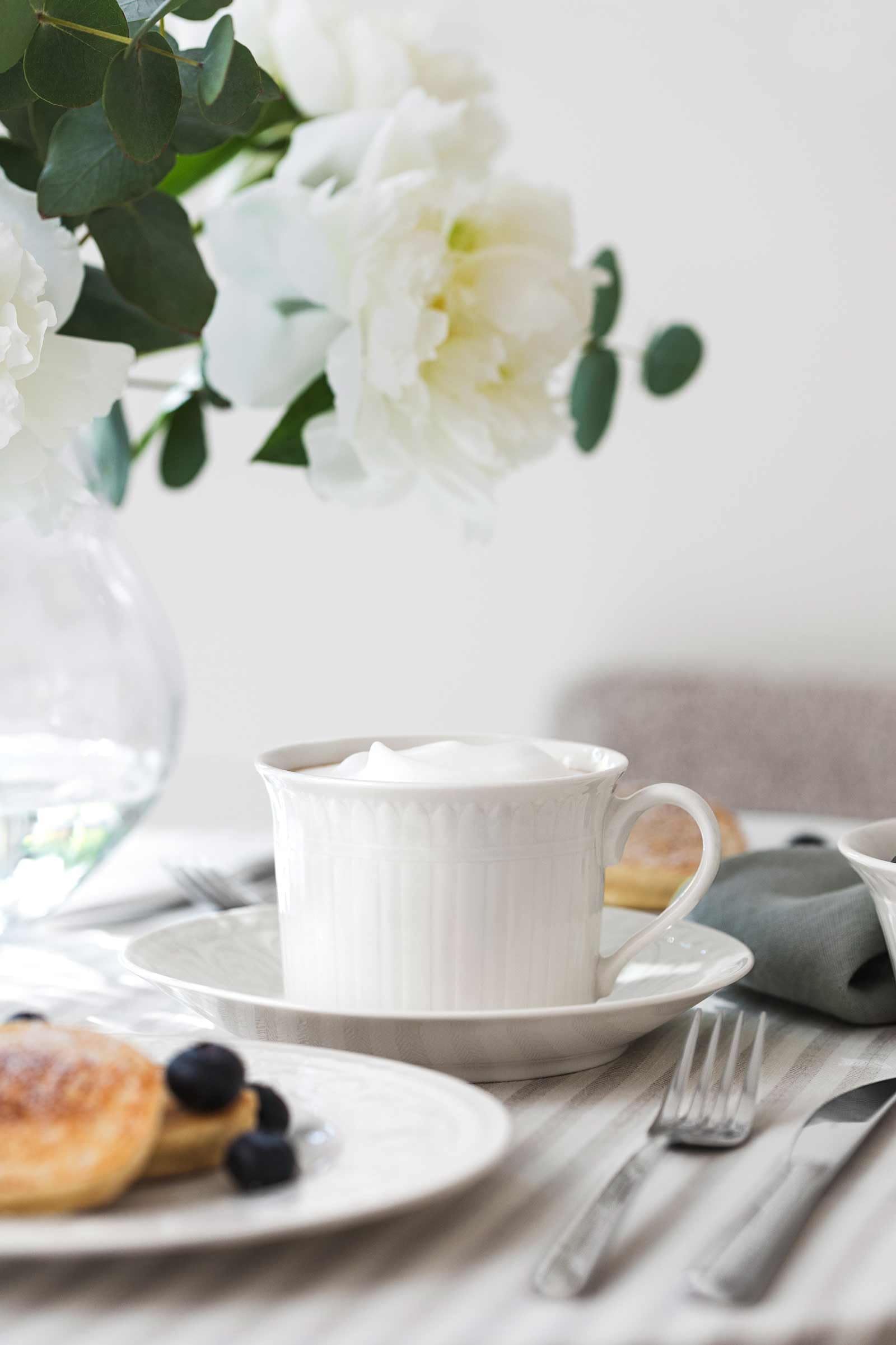 Villeroy & Boch Cellini Cappuccino Tassen mit Untertassen 6er Set, 350 ml, Milchkaffee-Set mit antiker Relief-Optik, Premium Porzellan, Weiß