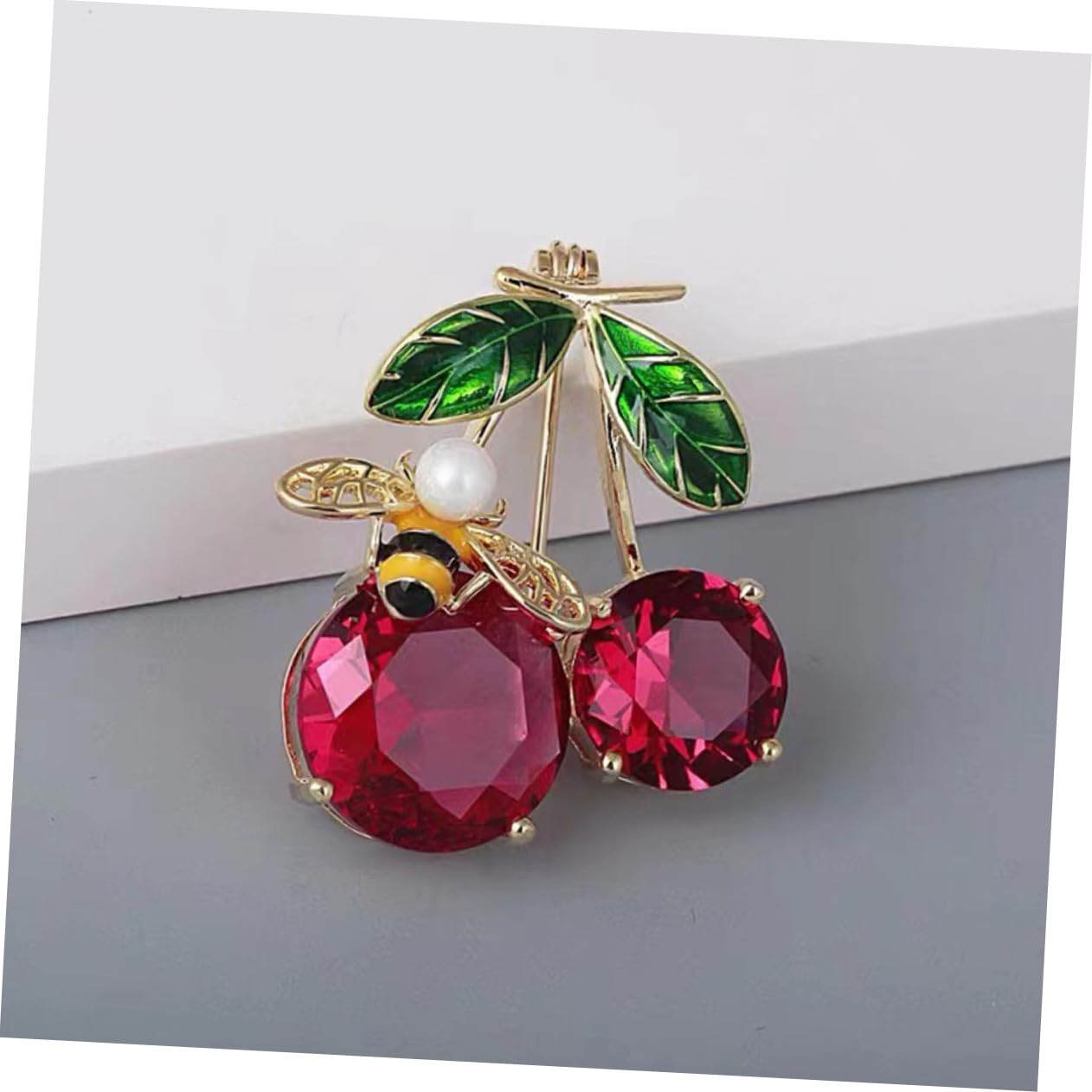 Holibanna Kirschbienen-Brosche für Gold Brosche Blumen Stifte dekorativ Kleidungsverzierung Broschennadel aus Kirsche Kleidung Brosche Kirsche Brosche Kirsche Stift Kupfer