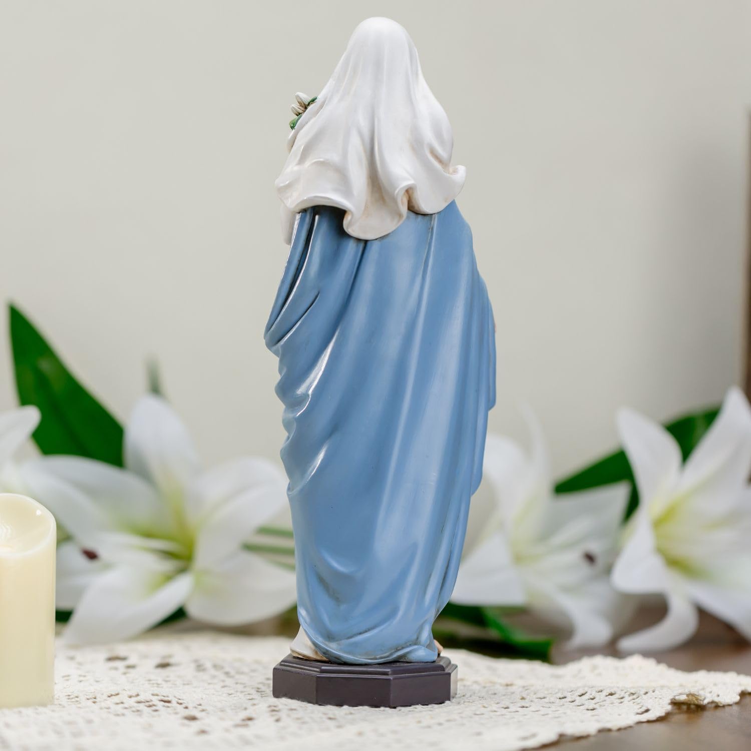 Grace4Joy Gesegnete Mutter Maria Statue - 25 cm Madonna Heilige Maria Statue Elegante Wohnkultur, handbemalte Heilige Maria mit Lilien Figur aus der Renaissance Sammlung