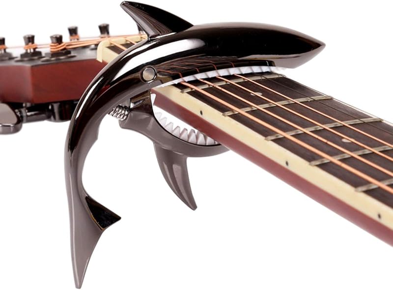 Shark Guitar Capo para guitarra acústica eléctrica, aleación de zinc (negro) | Cool Shark Capo, la almohadilla de silicona protege el cuello de arañazos. Rendimiento sin zumbidos, campamento con una sola mano, estable para guitarra/ukelele.
