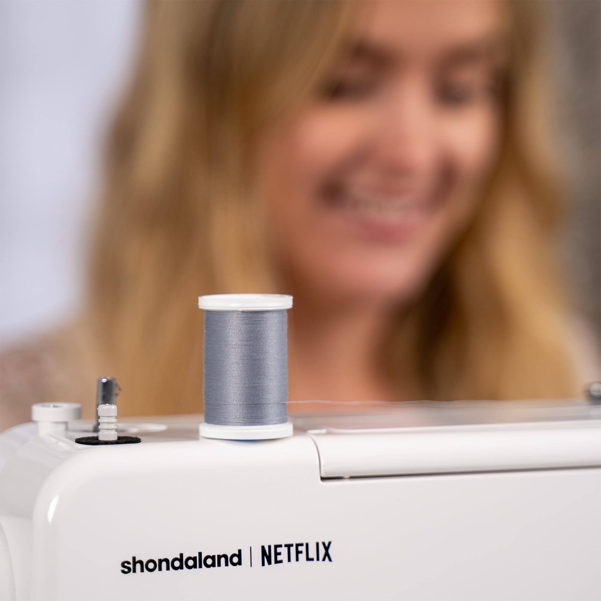 Janome Toile Romance - Máquina de coser de 15 puntadas fácil de usar con licencia oficial de la colección Bridgerton