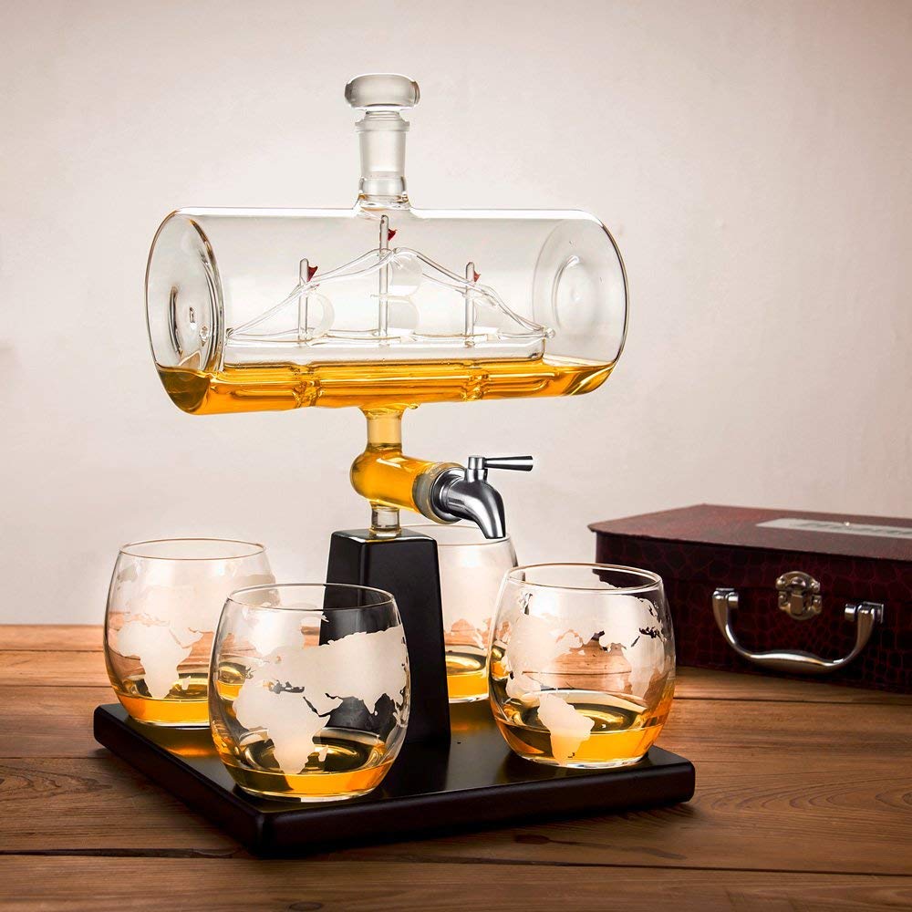 Maverton Decanter per Whisky in vetro - incisione personalizzata - Caraffa da 1000 ml con una nave all’interno + 4 Set bicchieri whisky - idea regalo per l’uomo - nobile