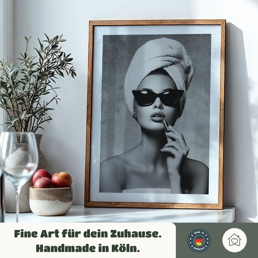 MJ-GRAPHICS® Poster Frau Lipstick Kunstdruck Vintage Schwarz Weiß Stilvolle Wanddeko Eleganz Badezimmer Bilder Glamouröse Deko für Schlafzimmer oder Ankleidezimmer 50x70 mit braunem Rahmen