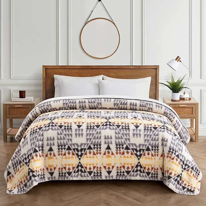 Pendleton OekoTex Sherpa Fleece Blanket (White Arrow Point