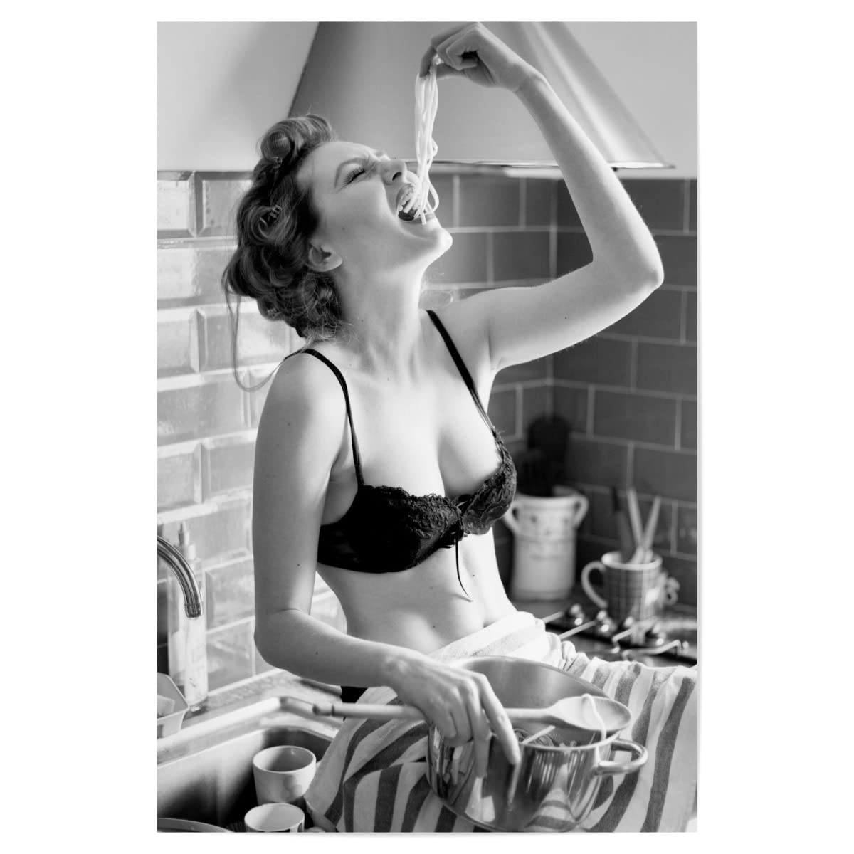 artboxONE Poster 120x80 cm Essen & Trinken Spaghetti Lover hochwertiger Design Kunstdruck - Bild woman essen female