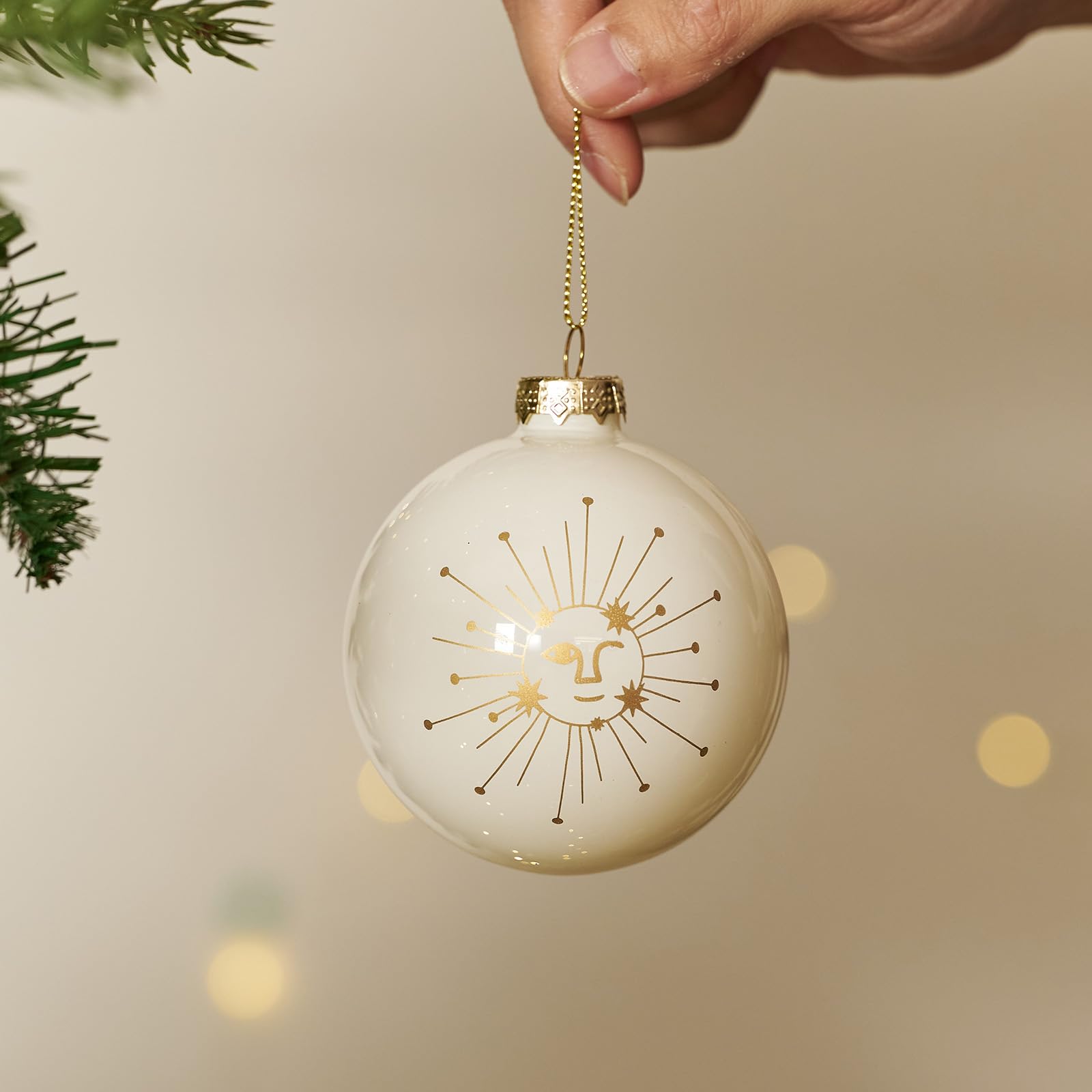 DN DECONATION Weihnachtskugeln Set aus 9 elfenbeinfarbenen Christbaumkugeln | aus Glas, 8 cm Weihnachtsbaumschmuck mit goldenen Friedenssymbolen für Weihnachtsbaum Deko und festliche Weihnachtsdeko