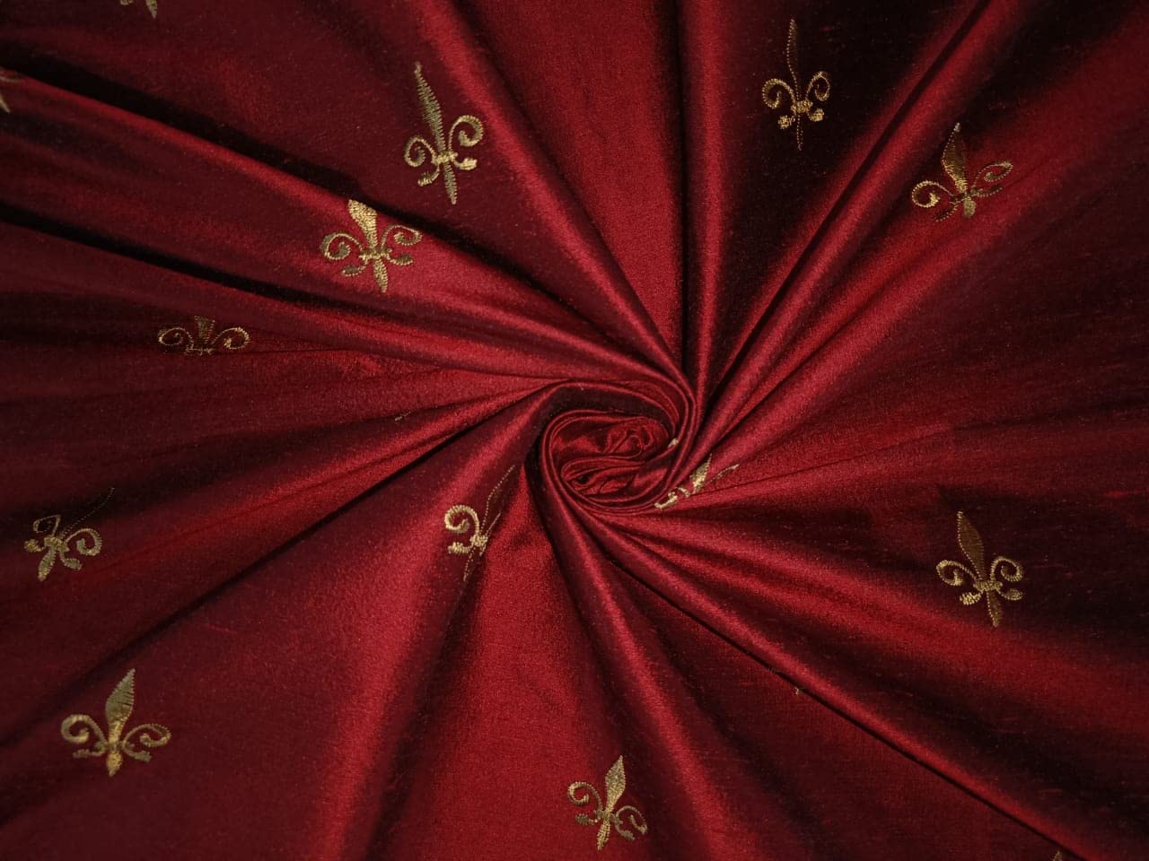 Tissu Dupioni broderie en soie rouge sang d'ornement doré DUP#E48