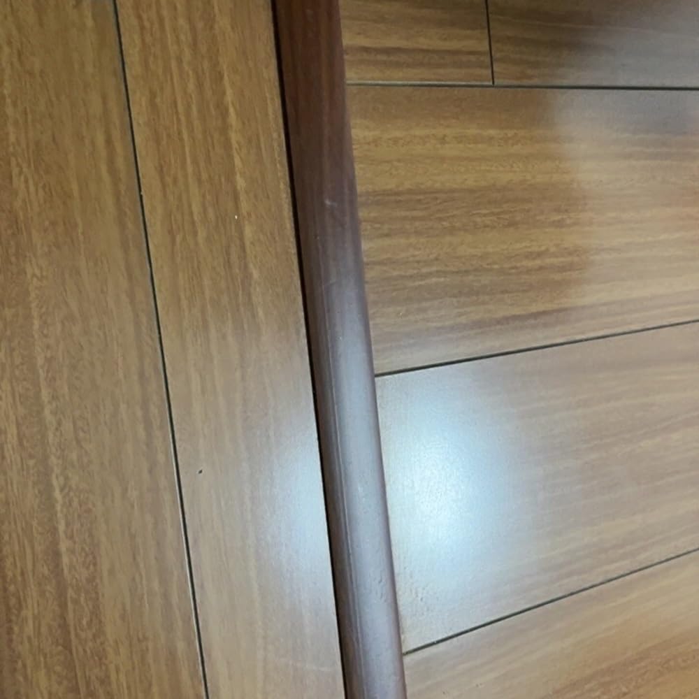 Tira de transición autoadhesiva con aspecto de madera para suelos y azulejos, solución de transición de suelo de perfil en T cortable, acabado natural, ideal para una integración de suelos sin