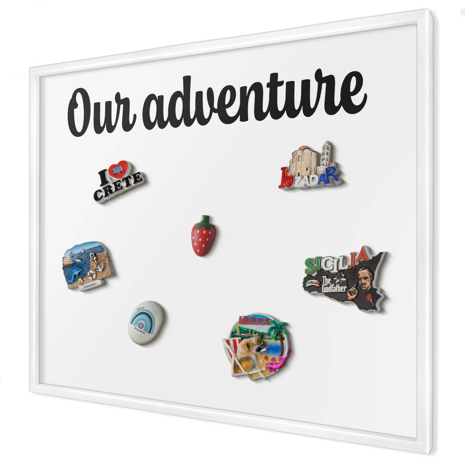 Panel Magnético 80x60 cm | con Marco Blanco | Our Adventure | Montaje Fácil | Organizador de Pared | Para Recuerdos de Vacaciones | Expositor de Imanes de Nevera y Postales | Para Cocina