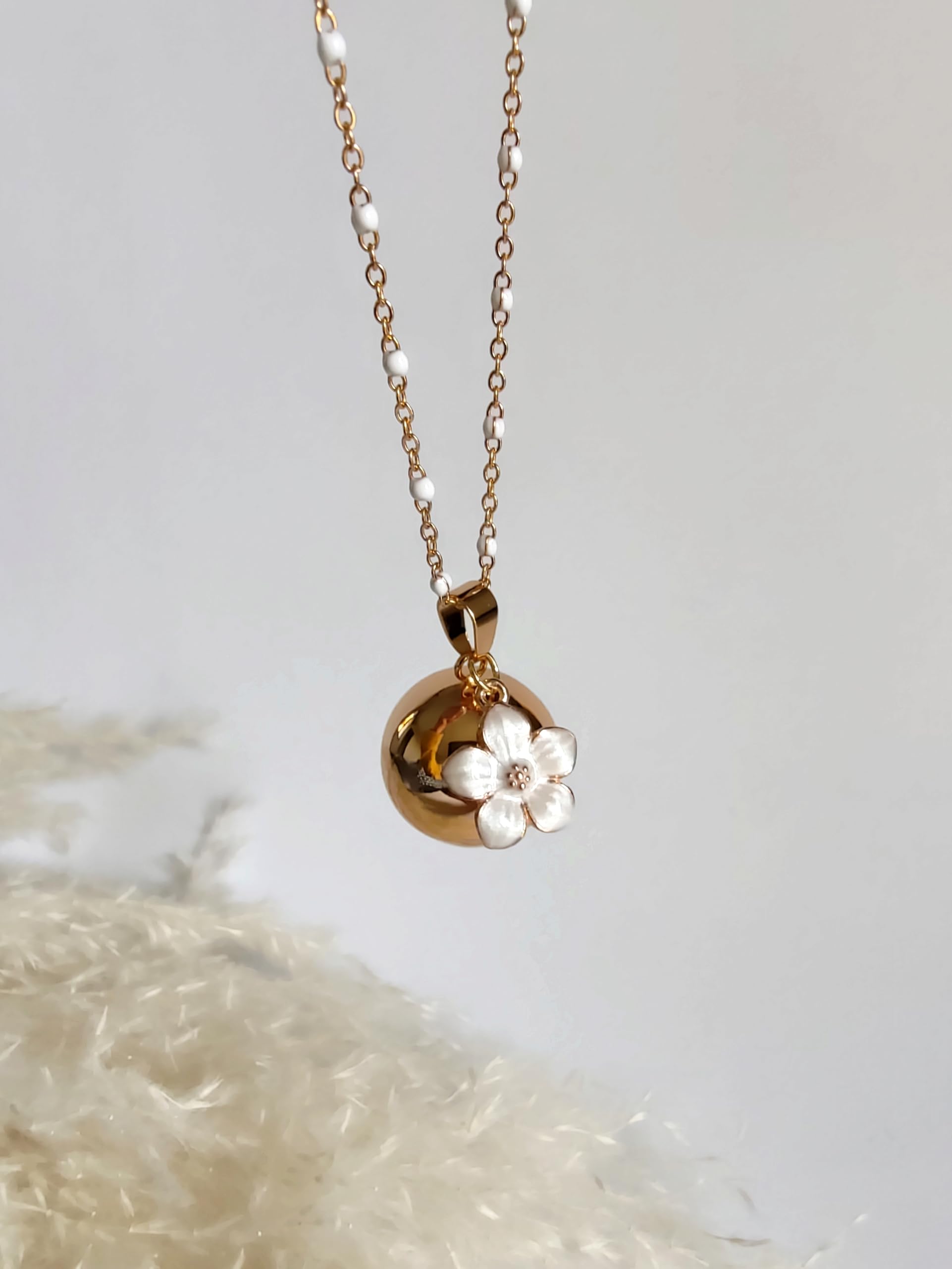 Collier Bola de Grossesse avec Pendentif Fleur de Sakura, Chaîne Dorée et Perles Blanches, Bijou pour Femme Enceinte