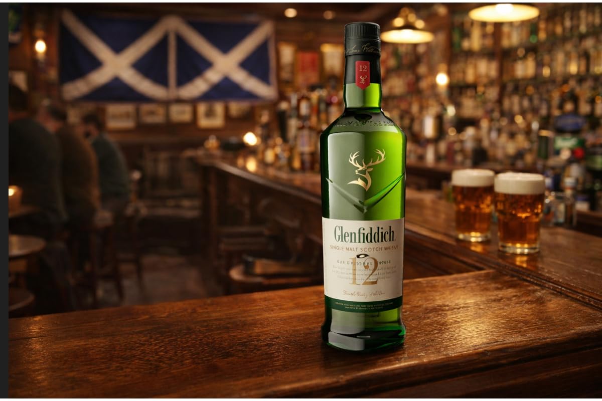 CG94 - Glenfiddich Single Malt Scotch Whisky 12 Anni, Invecchiato in Botti di Quercia, Note di Vaniglia e Spezie, 700 ml