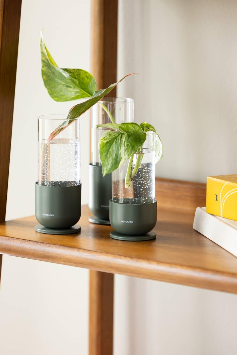 Fiskars Urban Plant Care Set de Pots de Culture, 3 Pcs | Pour la Propagation des Boutures, 3 Pots en Verre et 3 Supports en Métal, Vert Olive, 1080910