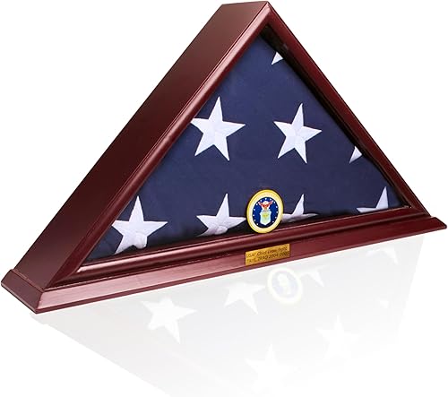 DECOMIL Exhibidor de bandera de veteranos estadounidenses de 5 x 9, madera maciza, acabado cereza, base pequeña, montaje en pared, placa de nombre