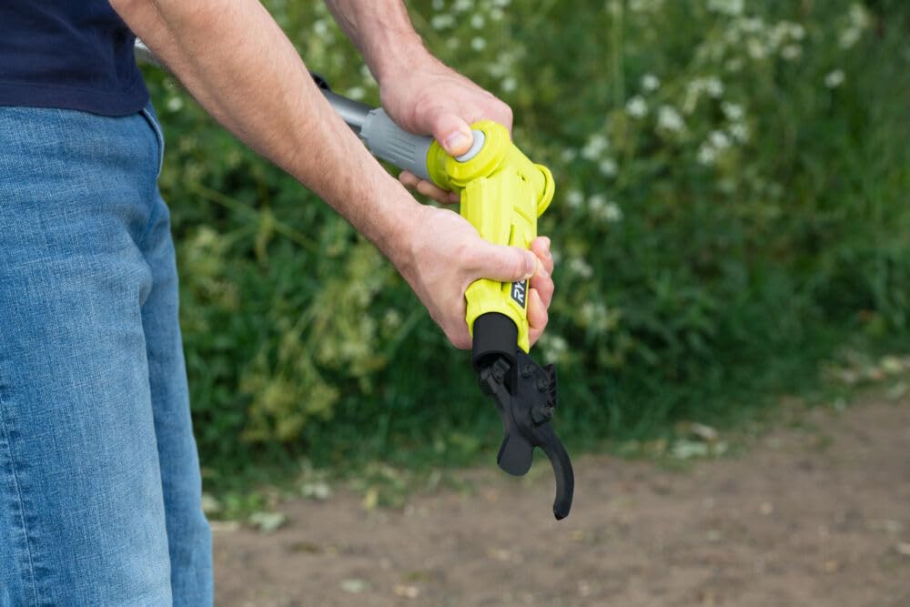 RYOBI - Coupe-Branches Télescopique 18V One + Lames Bypass 32 mm - Tête Articulée - Longueur 190 à 270 cm - avec Harnais Bretelle 1 batterie 2Ah compacte et 1 chargeur rapide