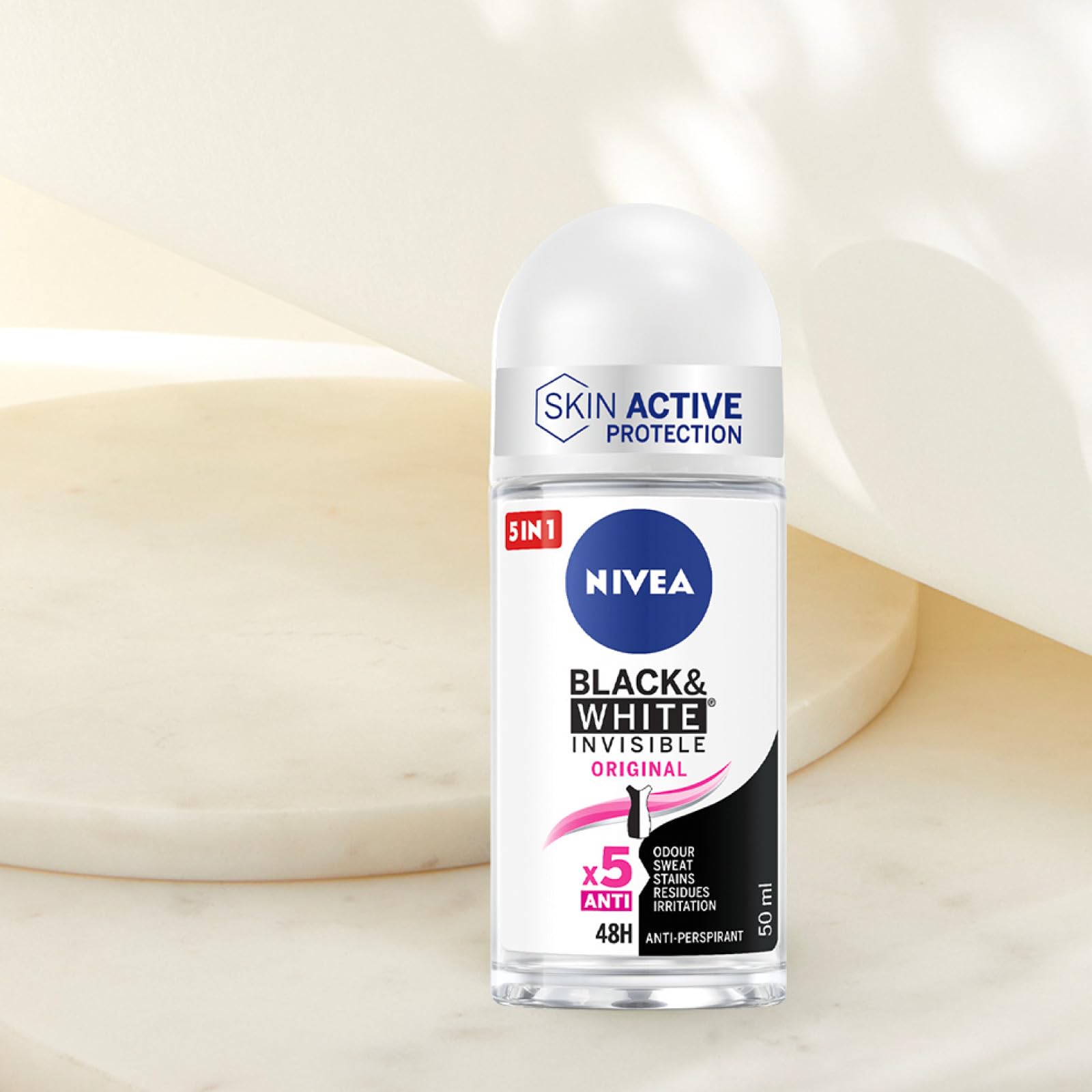 Nivea Black & White Invisible Original Roll-On dezodorant antyperspirant 48 h ochrona przed nieprzyjemnym zapachem potu i plamy pozostałości podrażnień - 12 butelek po 50 ml