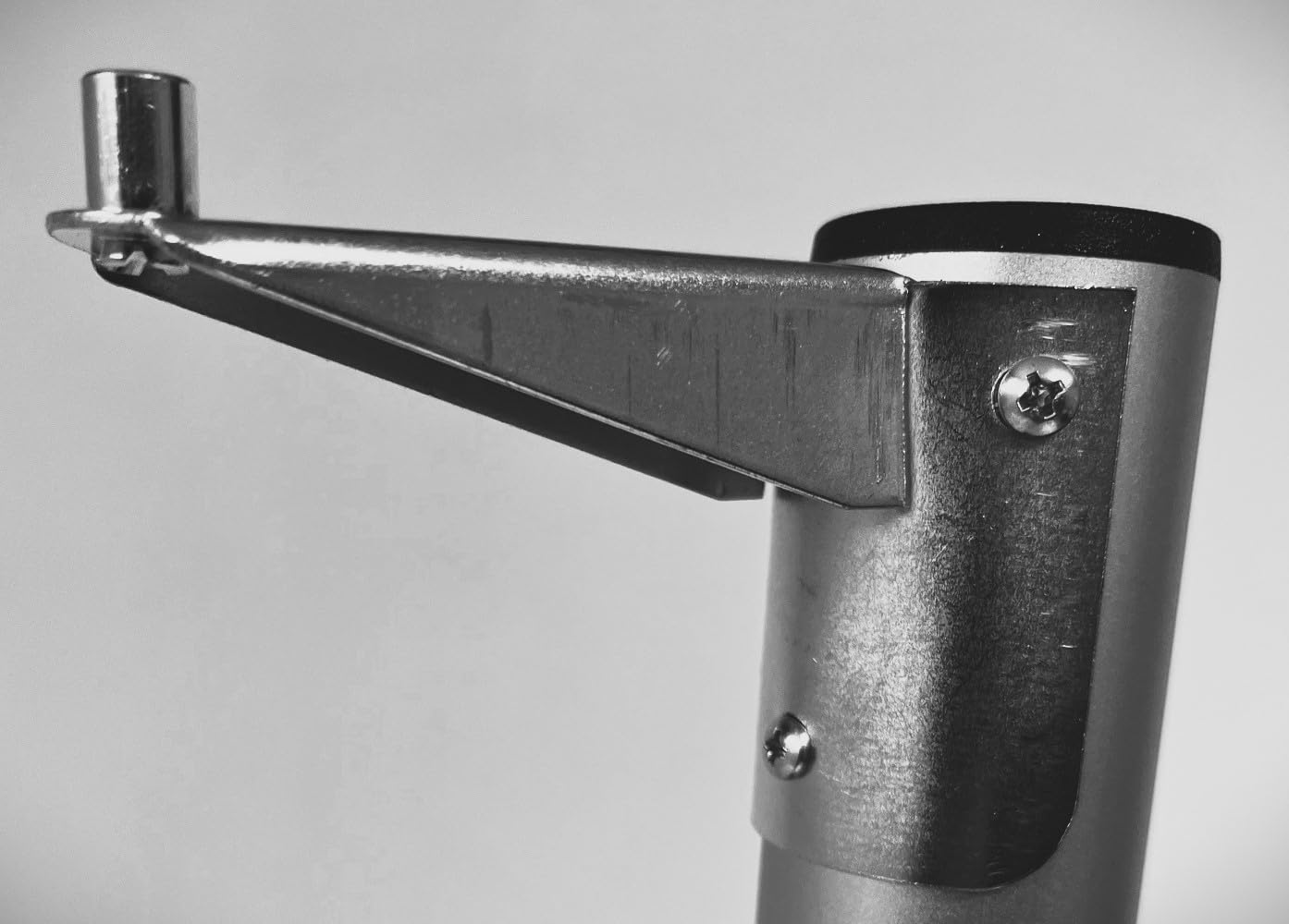 Soporte universal para extintor con conector estándar y letrero "extintor" incluido. Tecnidea PE1