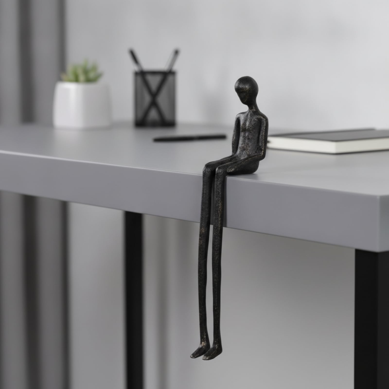 Figurina in Alluminio con Finitura Opaca Scura Opaco Scultura con Gambe Lunghe Pendenti Minimalista Oggetto D'arredo per Comodino, Ingresso