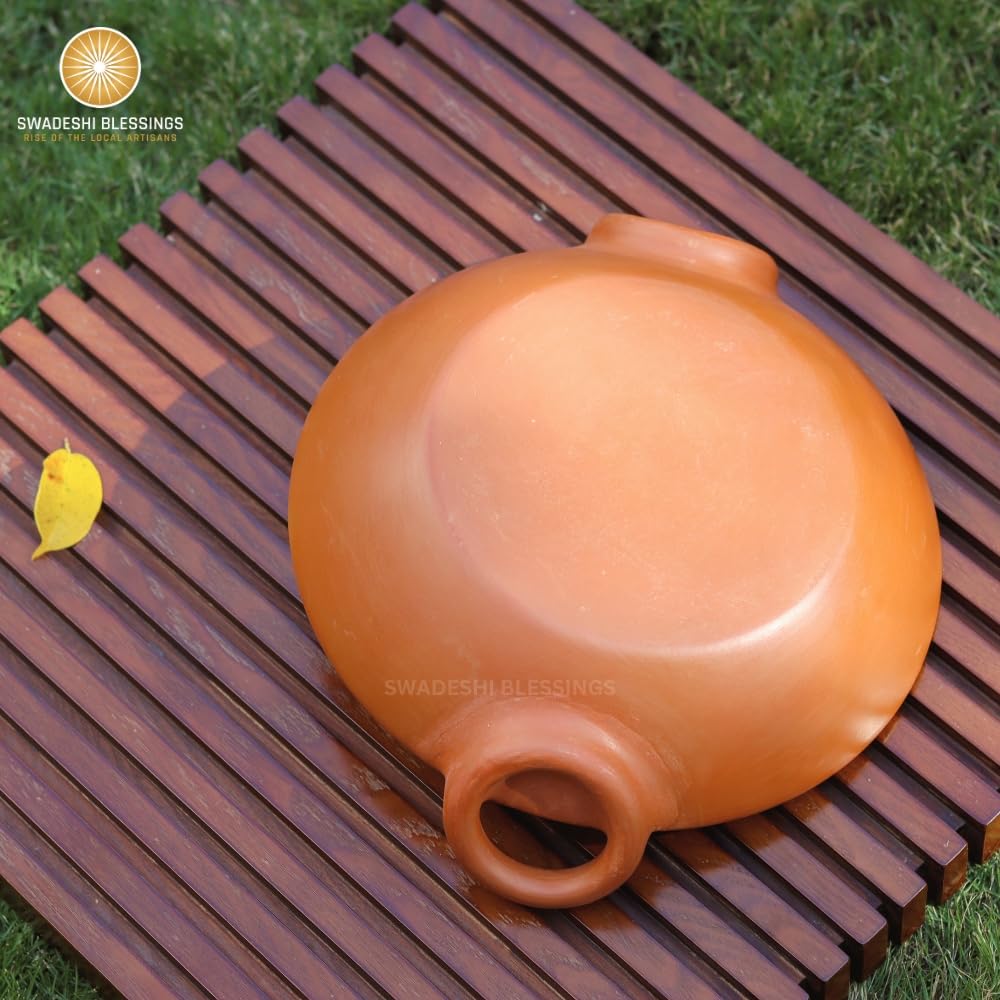 SWADESHI BLESSINGS Gamma esclusiva fatta a mano per argilla/Mitti/Earthen Kadai per cucinare, 1,8 litri (con tonalità di cottura naturale e lucentezza a specchio) + supporto in foglia di palma (rosso