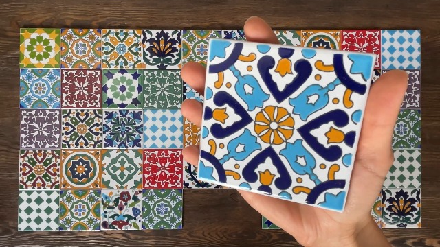 Pack van 50 Diverse Talavera Mexicaanse handgemaakte 5cm tegels: 'Sol y Luna', Blauw, Rood, Geel, Oranje, Wit, Zwart