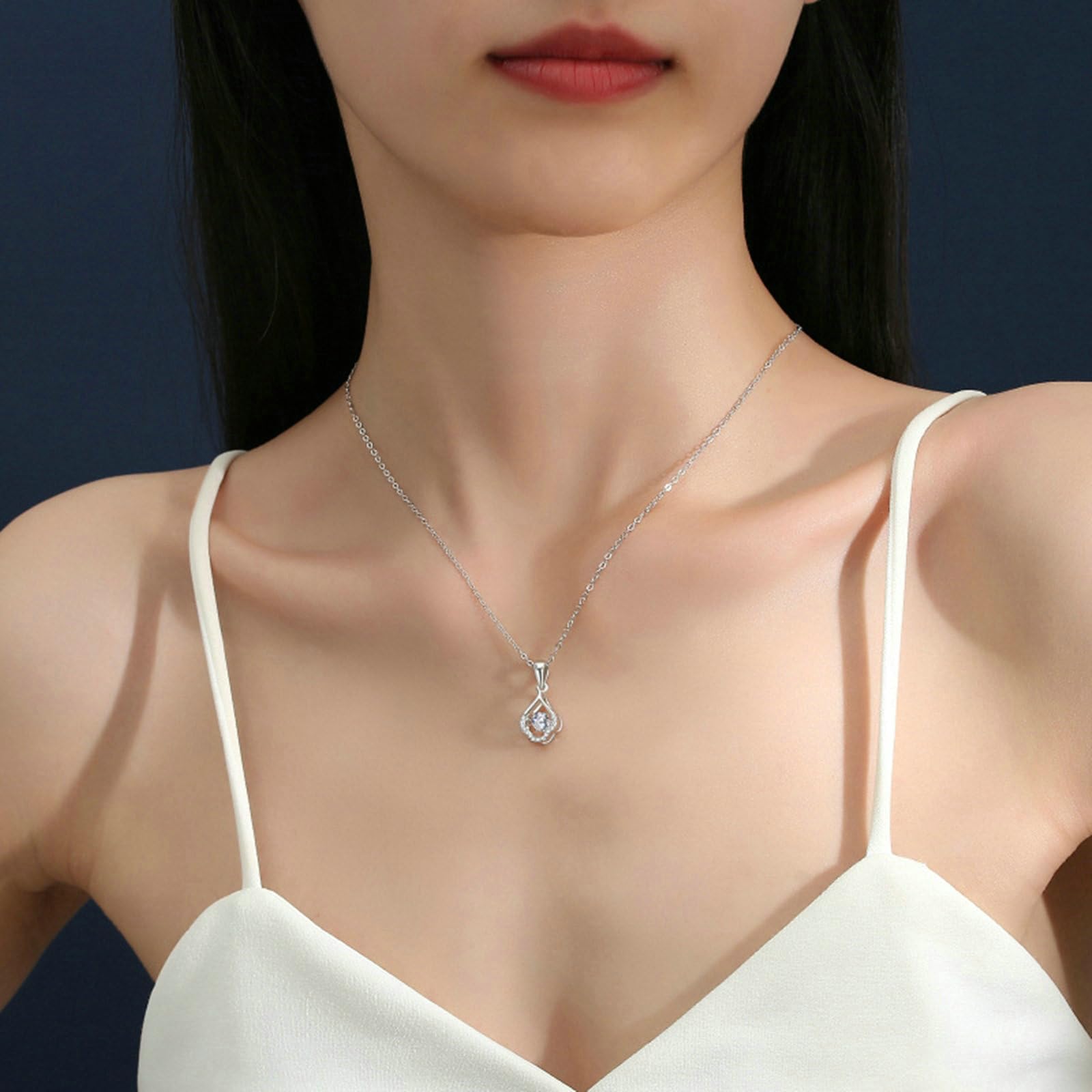 Naszyjnik damski z białego złota próby 375, zawieszka w kształcie kropli z moissanit topaz 5 mm 0,5 ct i diamentowym łańcuszkiem białe złoto 45 cm, nie zawiera niklu