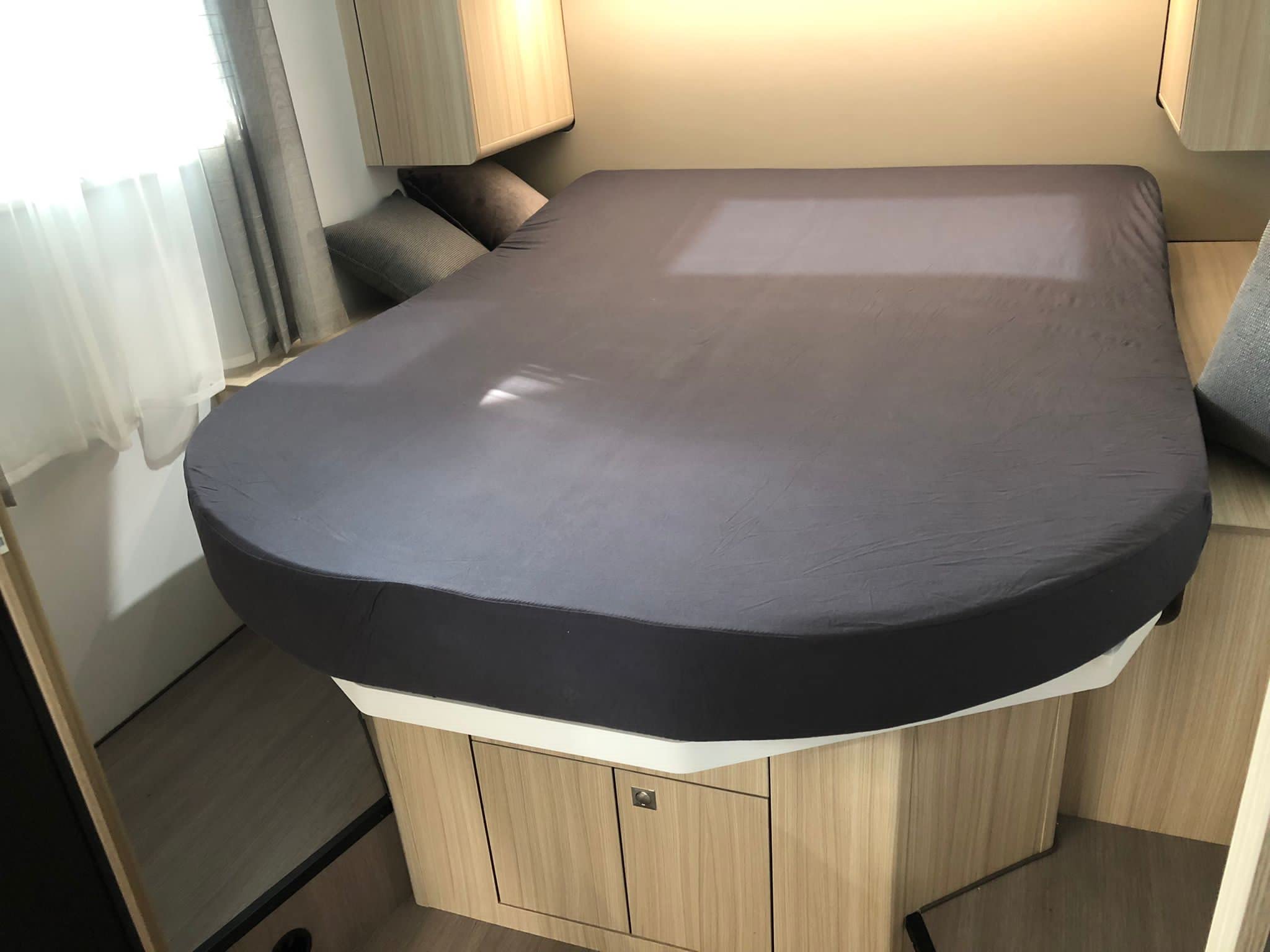 Bettlaken Wohnwagen Queensbett - 3er Set - 1 Molton, 2 Spannbettlaken - Anthrazit- Bettlaken aus hochwertiger Baumwolle -Oeko-TEX - Multi-Stretch-Spannbettlaken für Wohnmobil und Wohnwagen