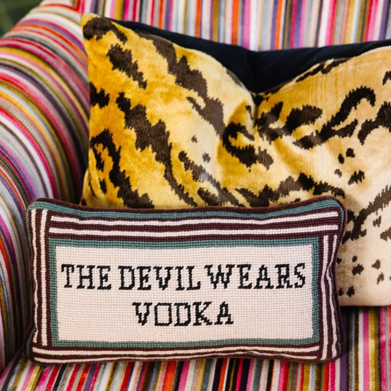 FURBISH Needlepoint - Almohada Decorativa De Devil Wears Vodka, 8 X 14 Pulgadas, Almohada Pequeña Bordada De Diseño Para Sala De Estar, Sofá, Silla Y Cama, Decoración Estética De Habitación