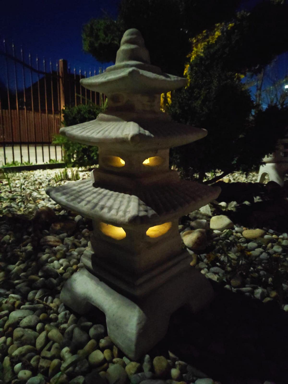 Lanterna in stile giapponese, pagoda a tre grondaie in pietra fusa, ornamento da giardino