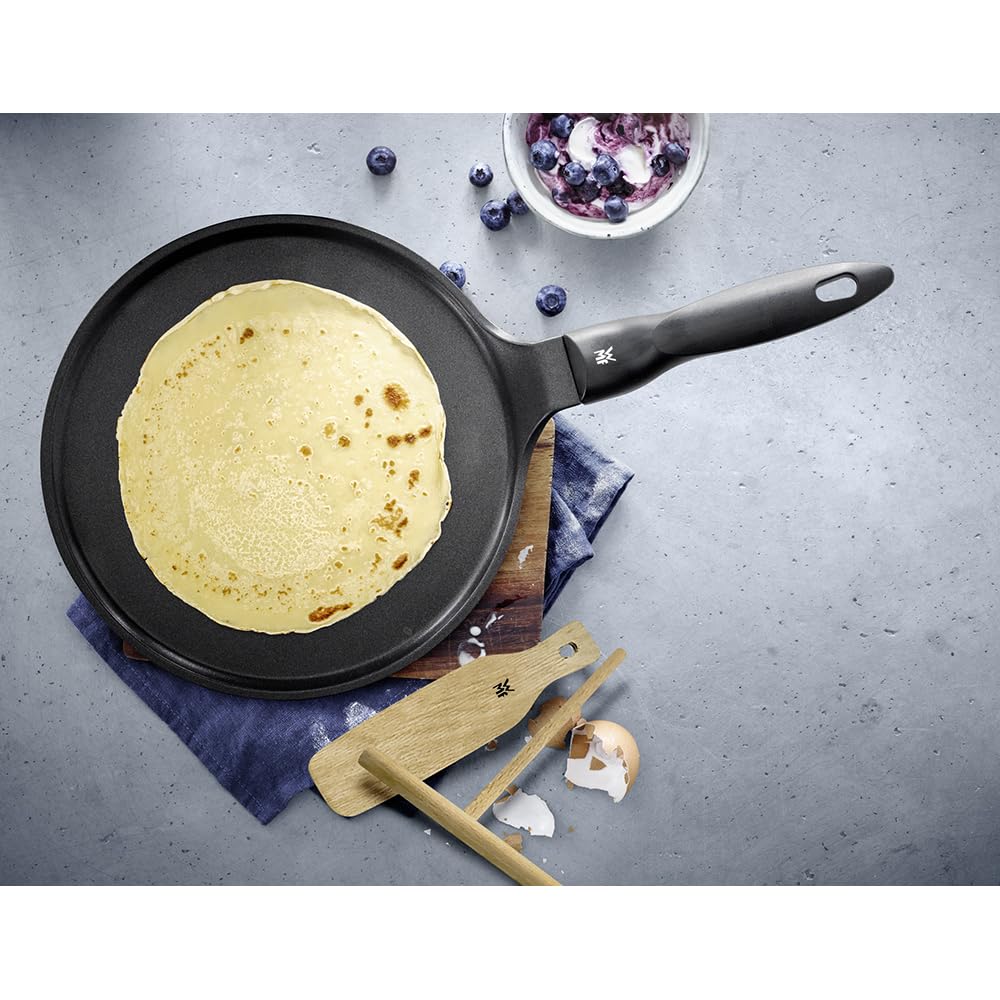 WMF Devil Poêle à crêpes 27 cm, Revêtement antiadhésif, Poêle induction en fonte d'aluminium, Poignée bakelite, Répartiteur et spatule à crêpe 0570044291
