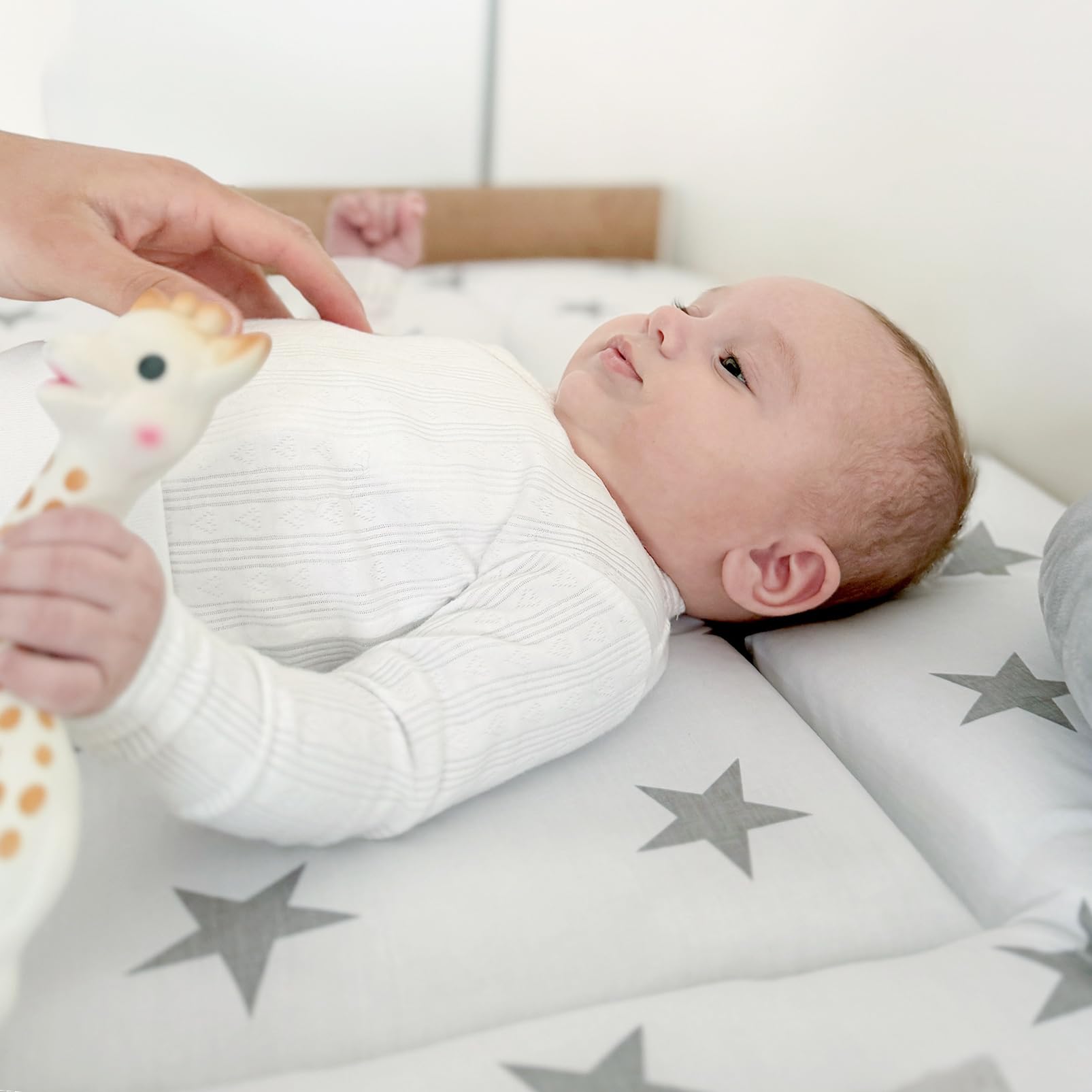 roba Matelas à Langer Nettoyable 85 x 75 cm Little Stars - Bords Rehaussés - pour Table à Langer - Sans Phtalate - Motif Étoiles Grises sur Fond Blanc