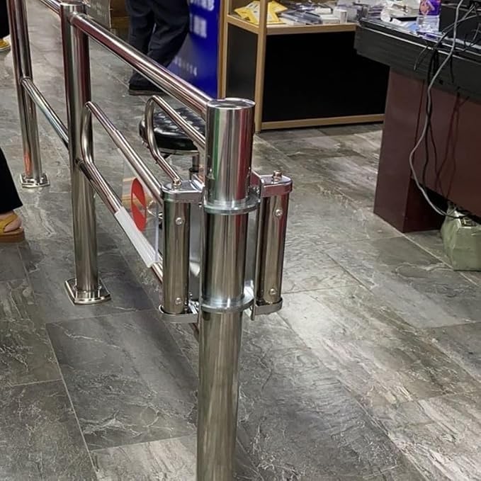 Generico Cancello a Battente Retrattile - Barriera di Sicurezza a Chiusura Automatica per Centri Commerciali e canali, Argento Trasparente con Dettagli Gialli, Soluzione di Ingresso/Uscita sicura per
