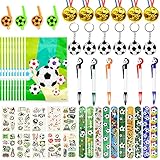JORAKI 52 Piezas Artículos de Fiesta Fútbol Cumpleaños Niño, Fútbol Silbatos Slap Pulseras Medalla Bolígrafos de Gel Llavero Tatuajes Bolsa de Fiesta Fútbol, Relleno Piñatas de Cumpleaños Infantil