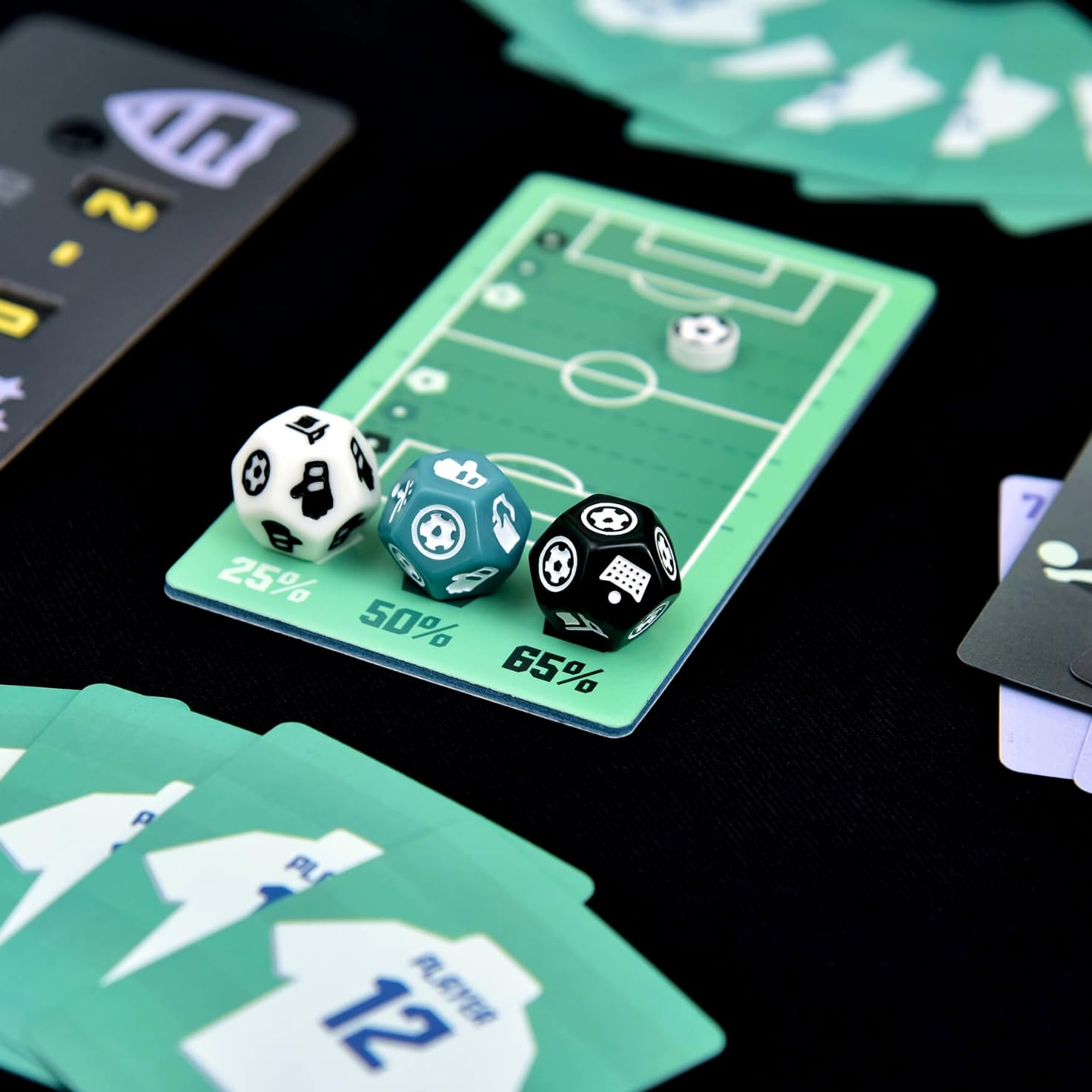 Player 12 - Juego de mesa de Fútbol, con Cartas y Dados para marcar Goles, fácil de aprender, rápido y entretenido, formato pequeño de viaje, Regalo niño/niña 6 7 8 9 10 11 12 años familiar