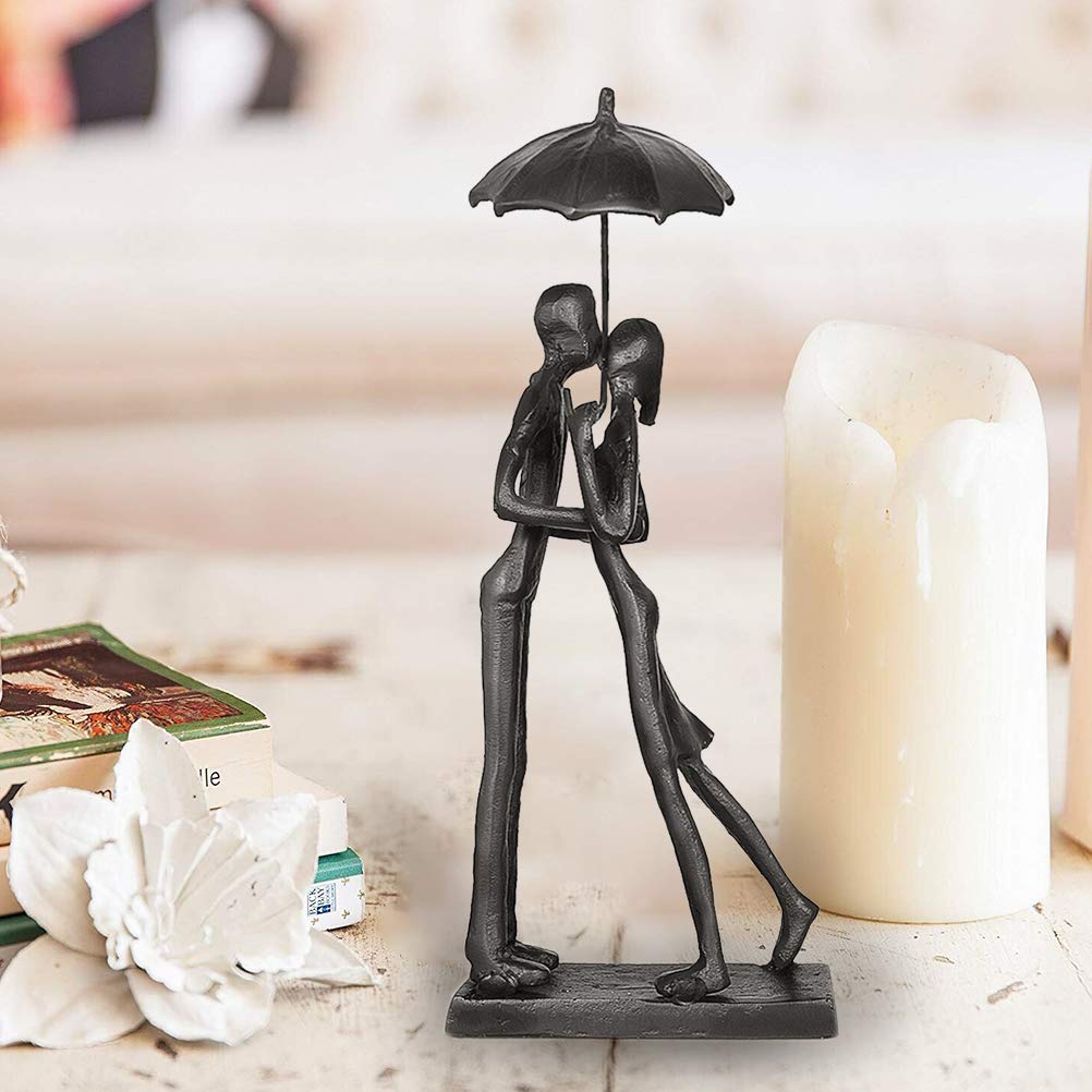 Aoneky Statua di Coppia di Ferro - Scultura dello Sposo delle Coppie, Regalo di Anniversario, Matrimonio, Natale- Figura Decorativa Moderne per la Casa Romantiche(Hold Umbrella Kiss)