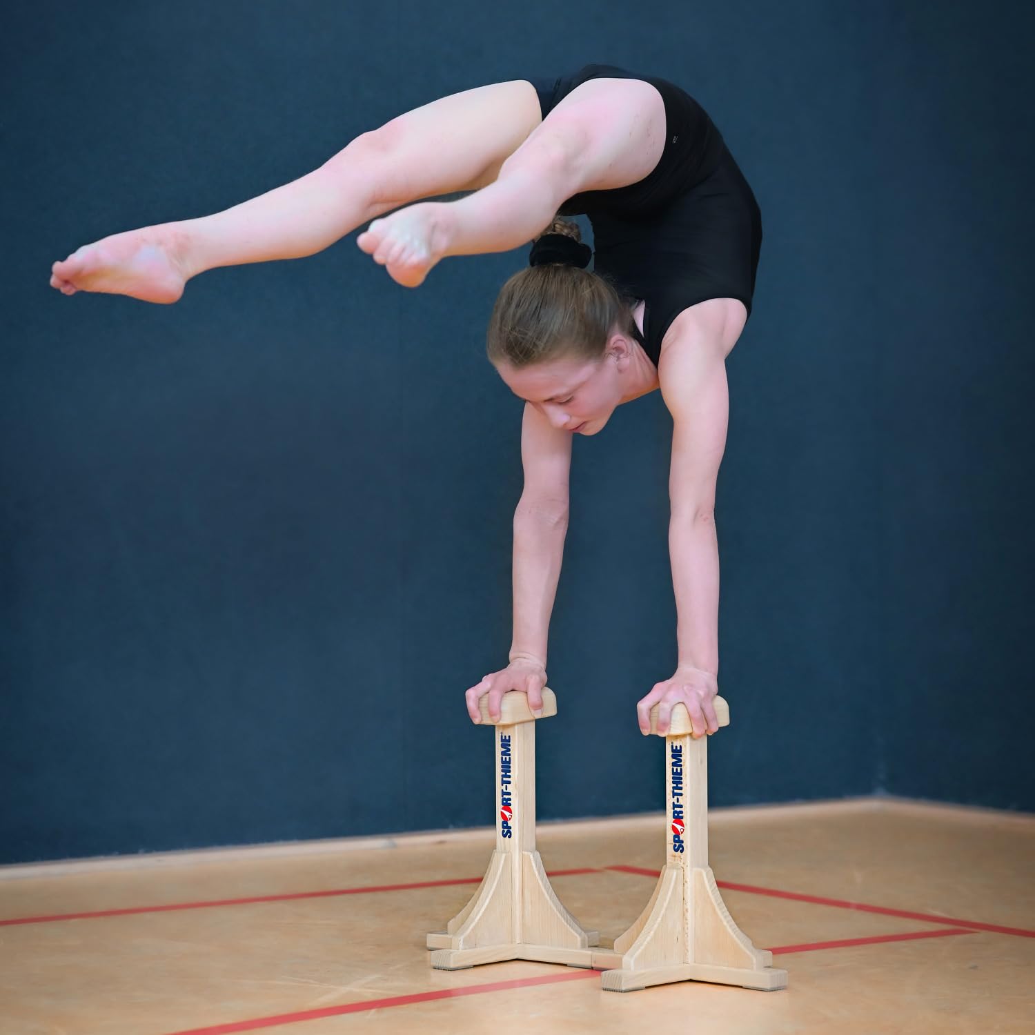 Sport-Thieme Handstandständer Akrobatik | Buche | Stabiler Stand für Turnen & Akrobatik | Ergonomisch abgeschrägte Handauflagen | 30x30x36,5 cm