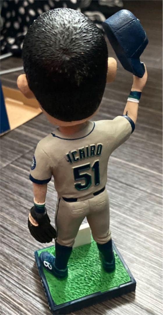 イチローさん、現役最後のボブルヘッド人形 米国シアトル イチロー引退記念バブルヘッド イチローさん、現役