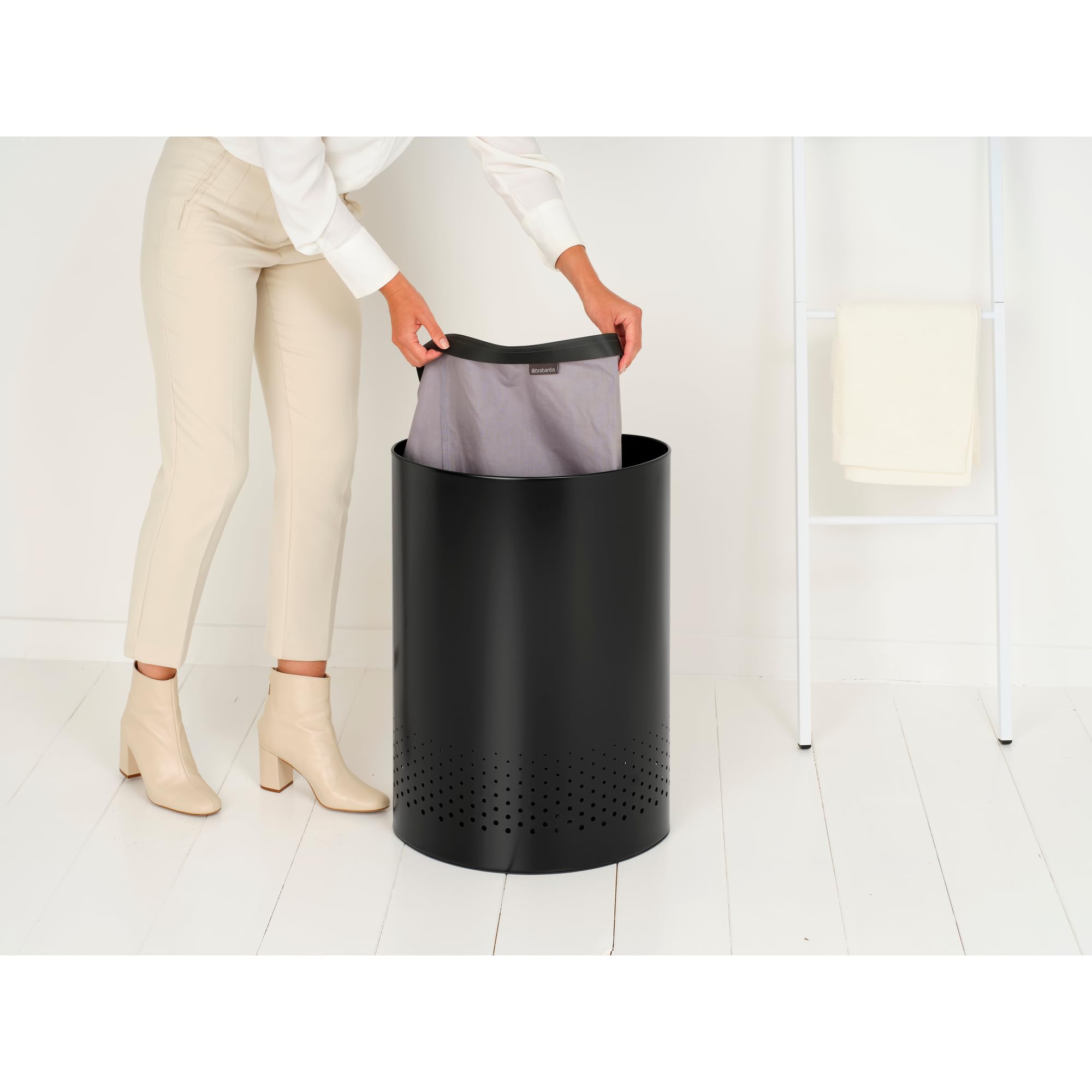 Brabantia Wäschekorb mit Deckel | 55 l – Wäschekorb mit 2 Fächern, Quick-Drop-Deckel und herausnehmbarem Baumwollbeutel | Matt black
