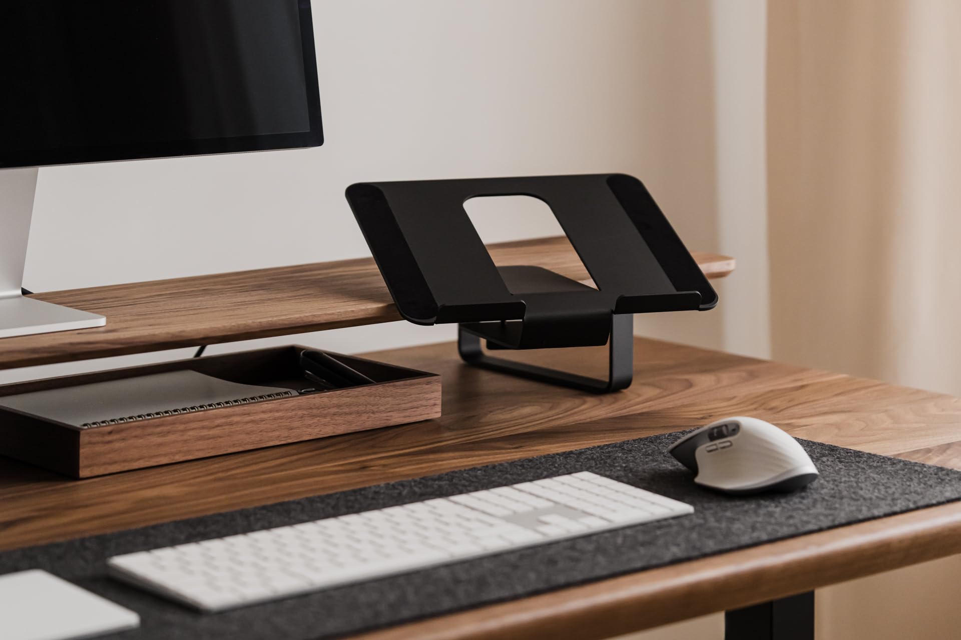 Oakywood - Supporto per Laptop per Scaffale da Scrivania - Dimensioni Grande (15-16") - Altezza Ergonomica - Design Salvaspazio - Rotazione Regolabile - Nero
