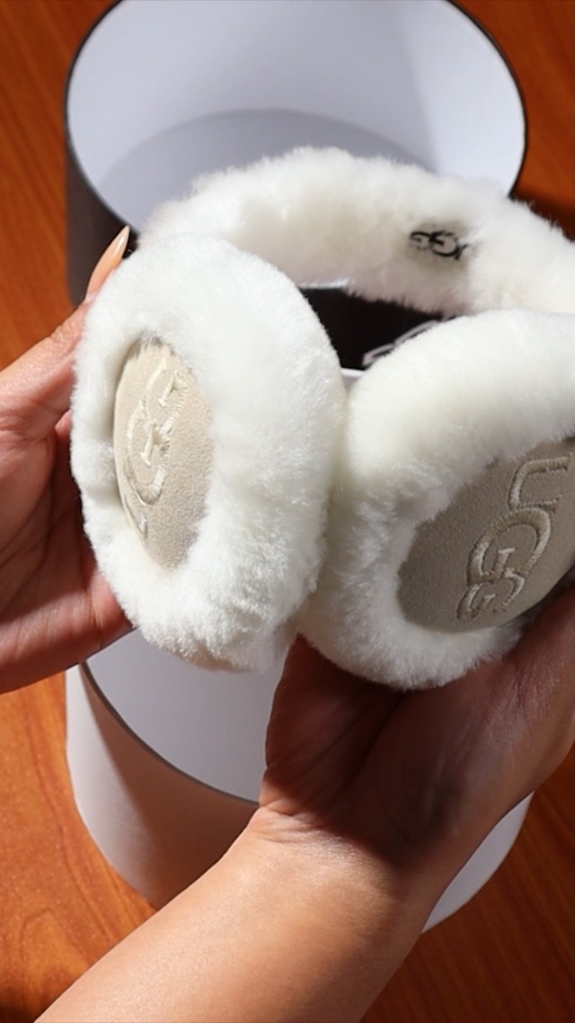 ugg イヤーマフ　ashen rose UGG Women's Water Resistant Sheepskin Earmuffs with